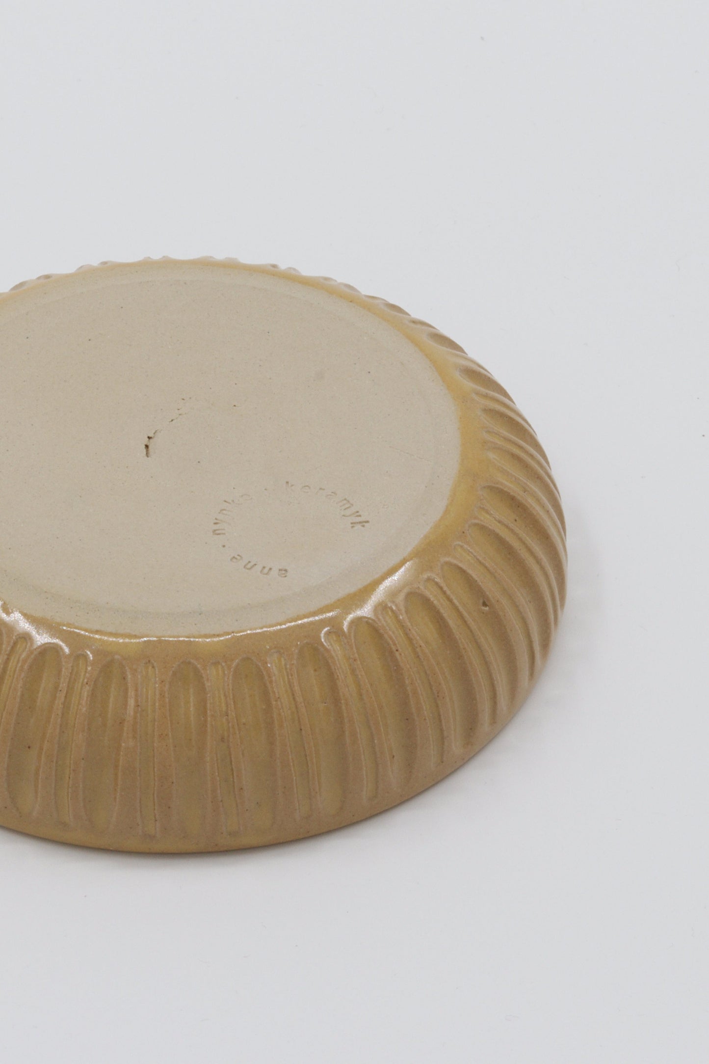 Schaaltje oker gekerfd #26