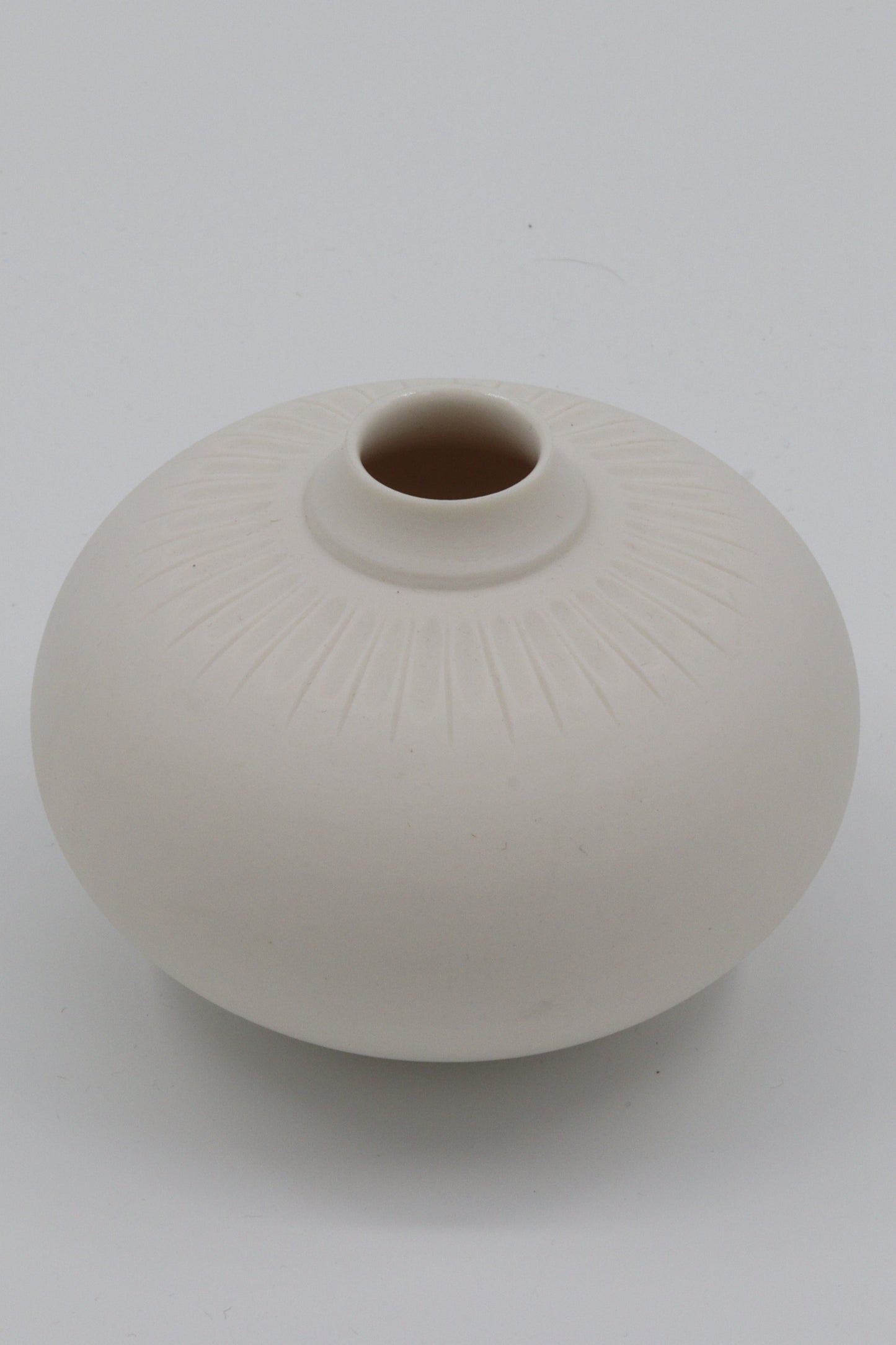 Handgedraaid porseleinen vaasje - gekerfd #31