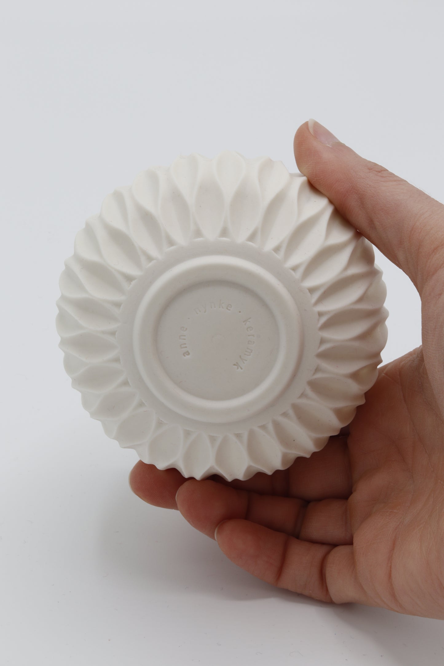 Handgedraaide porseleinen waxinelichthouder - gekerfd #36