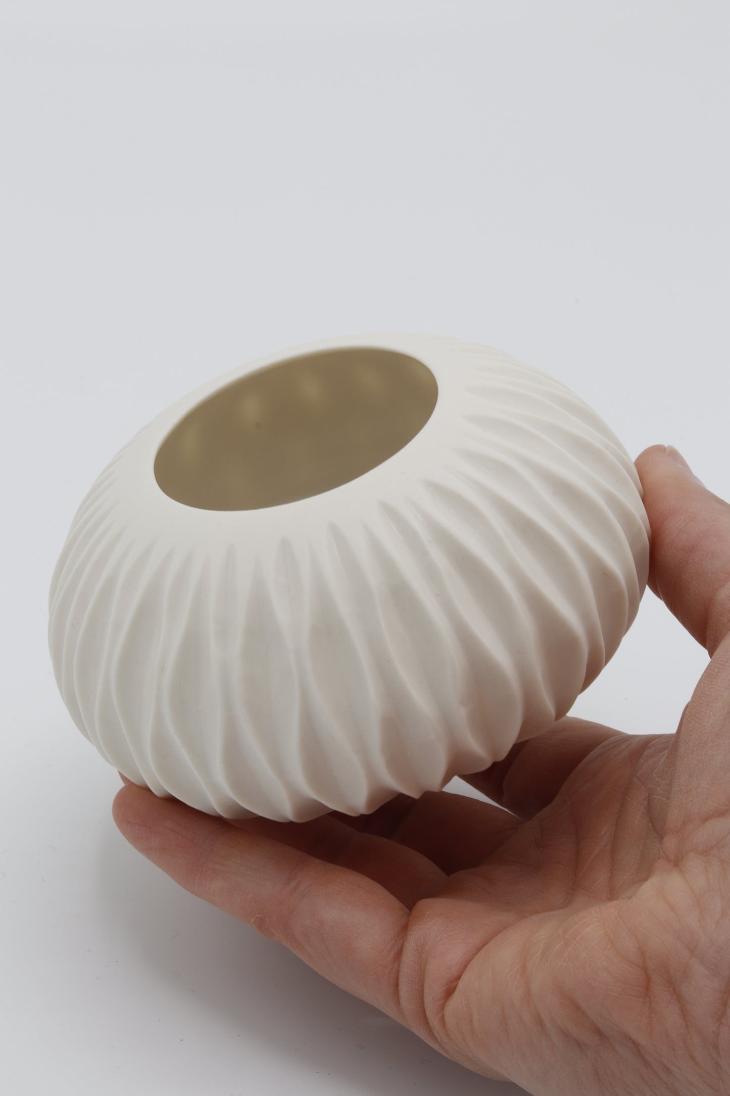 Handgedraaide porseleinen waxinelichthouder - gekerfd #37