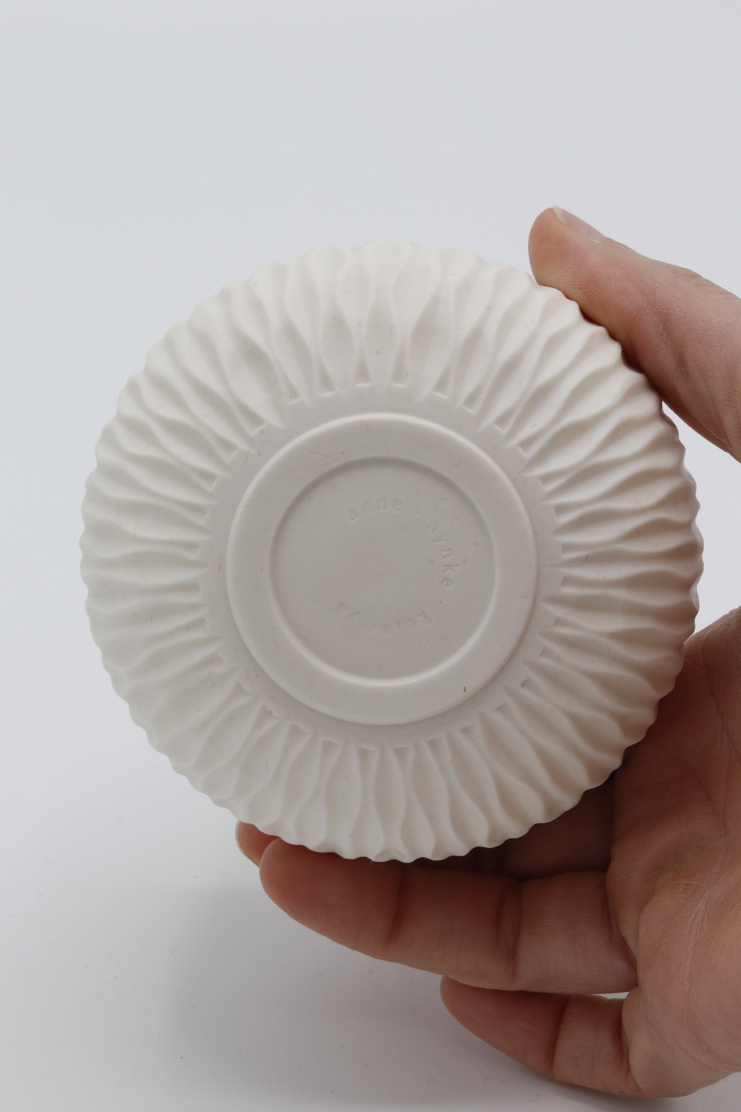 Handgedraaide porseleinen waxinelichthouder - gekerfd #38