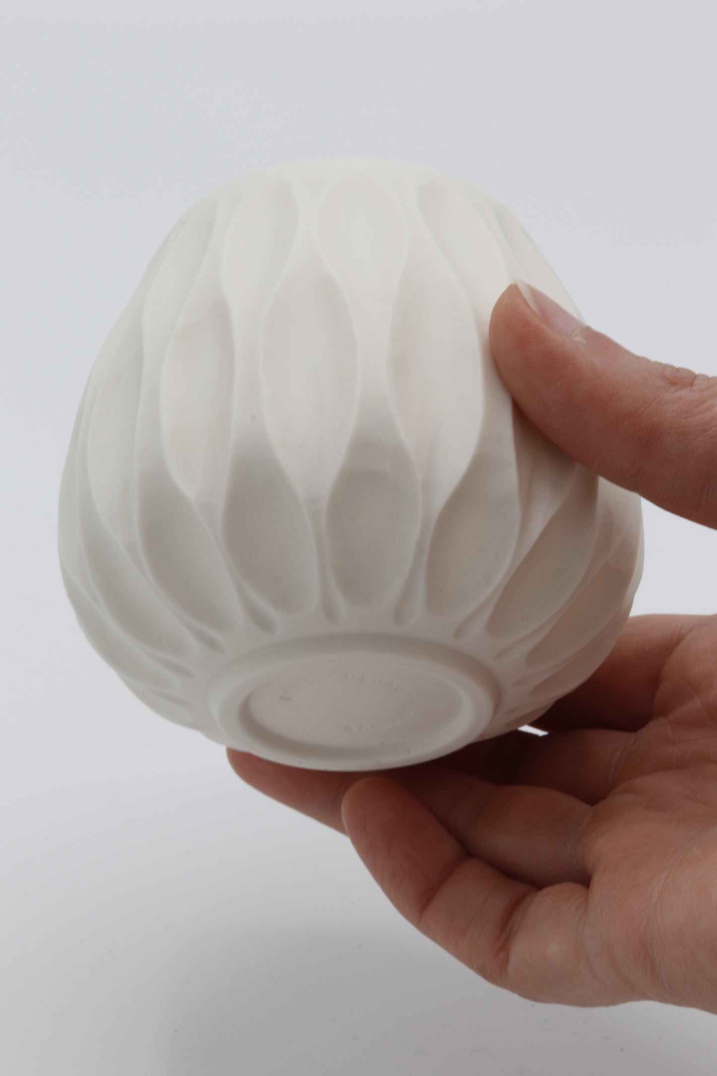 Handgedraaide porseleinen waxinelichthouder - gekerfd #40