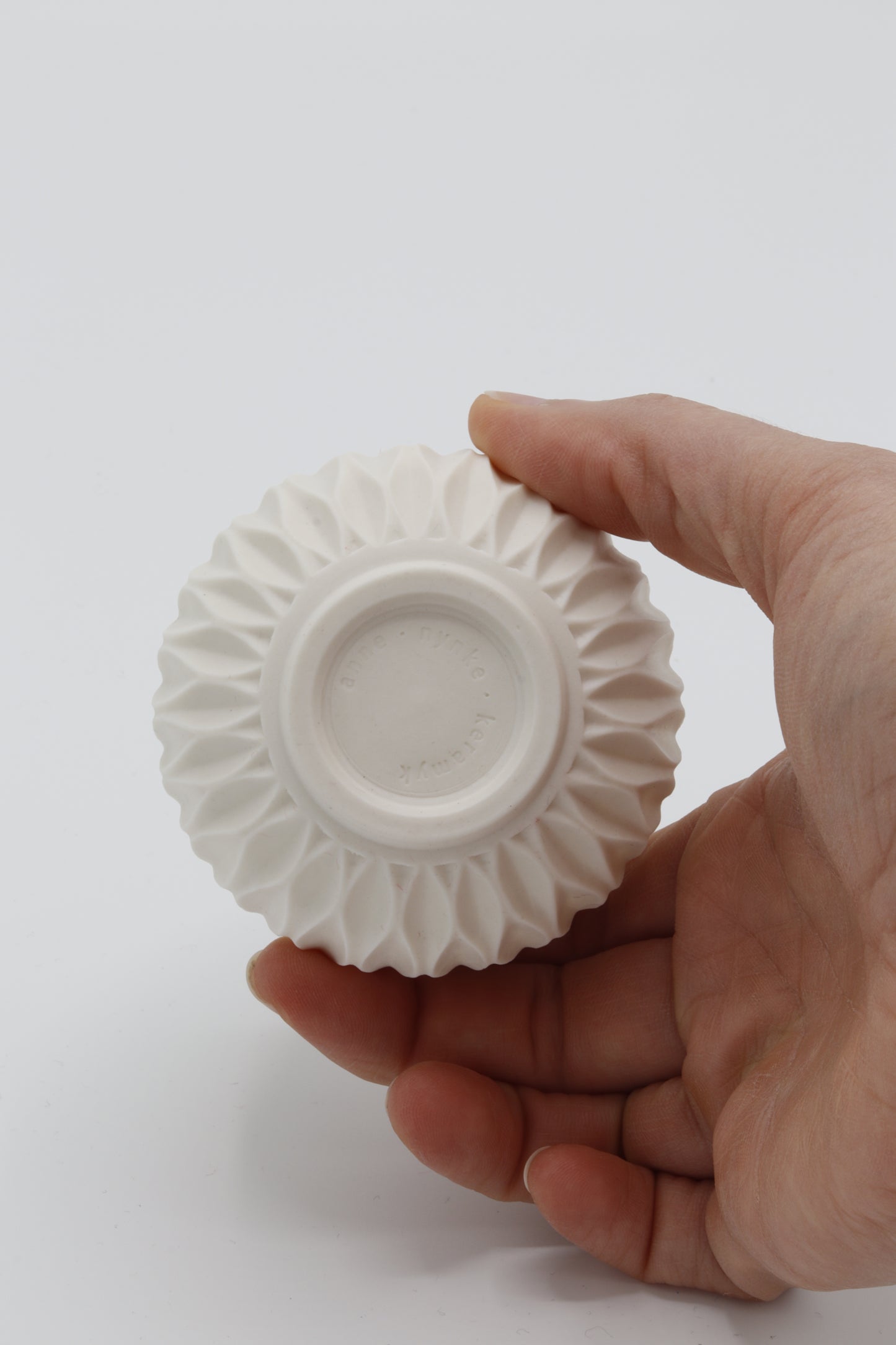 Handgedraaide porseleinen waxinelichthouder - gekerfd #43