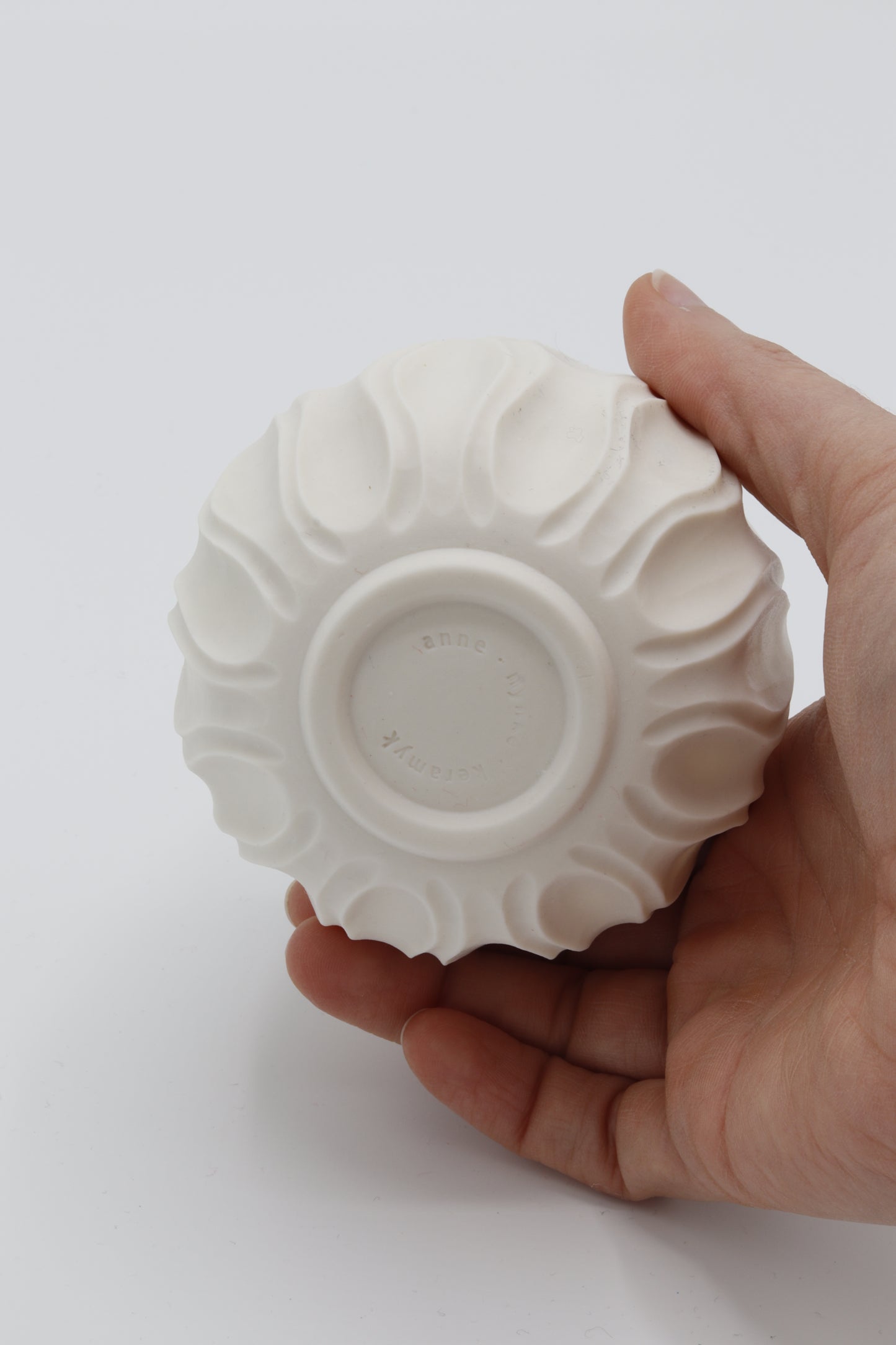 Handgedraaide porseleinen waxinelichthouder - gekerfd #44