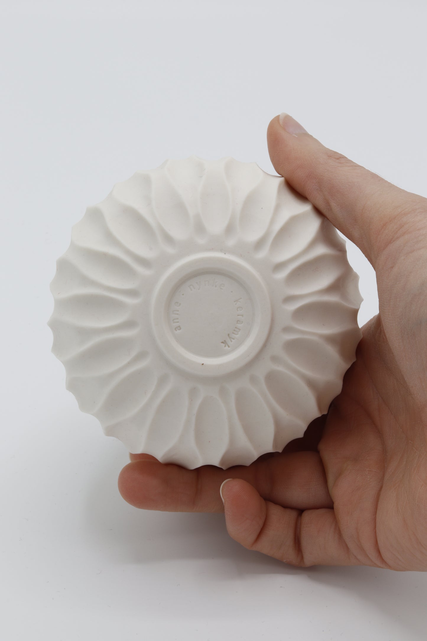 Handgedraaide porseleinen waxinelichthouder - gekerfd #47