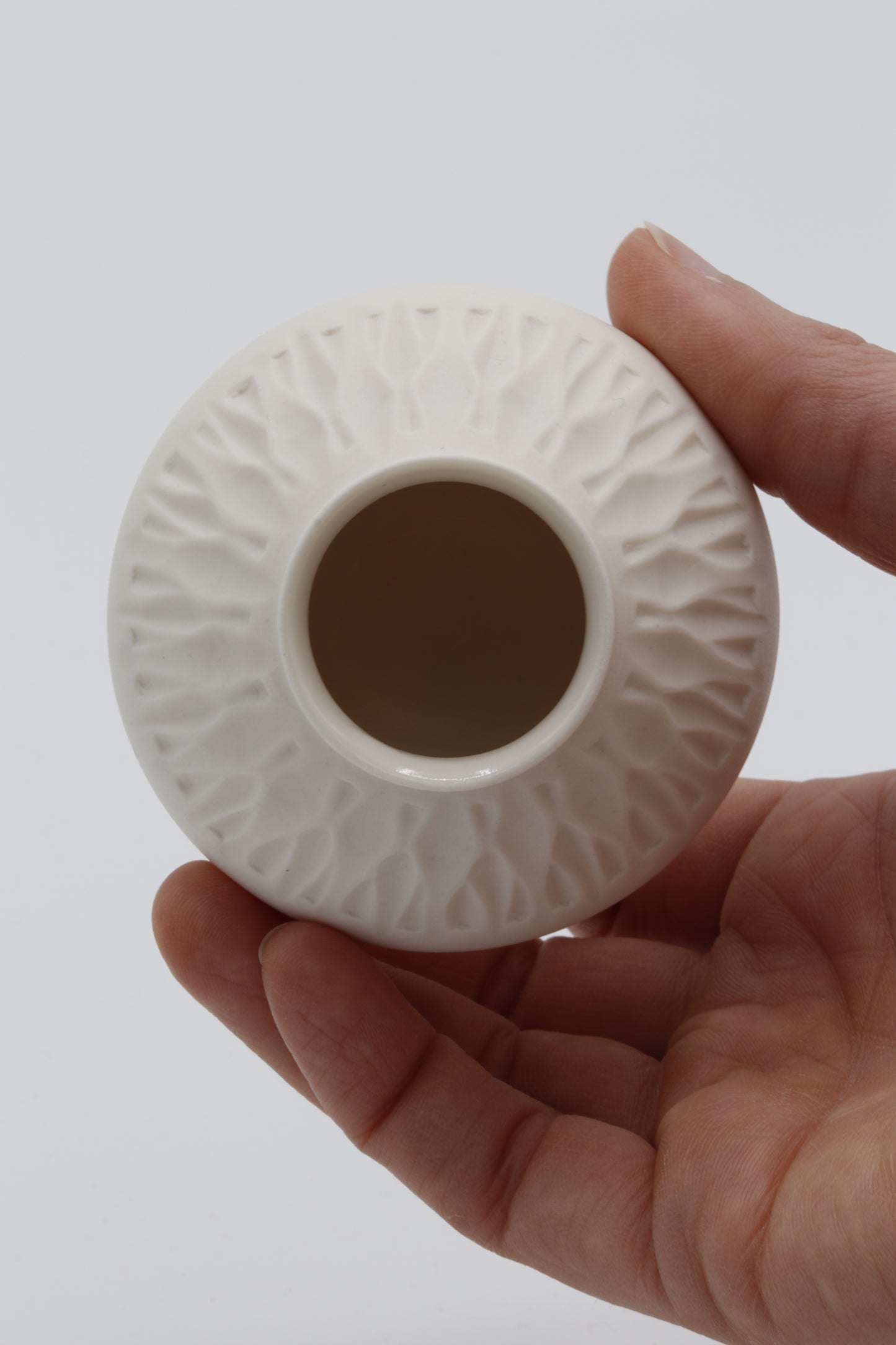 Handgedraaid porseleinen vaasje - gekerfd #53