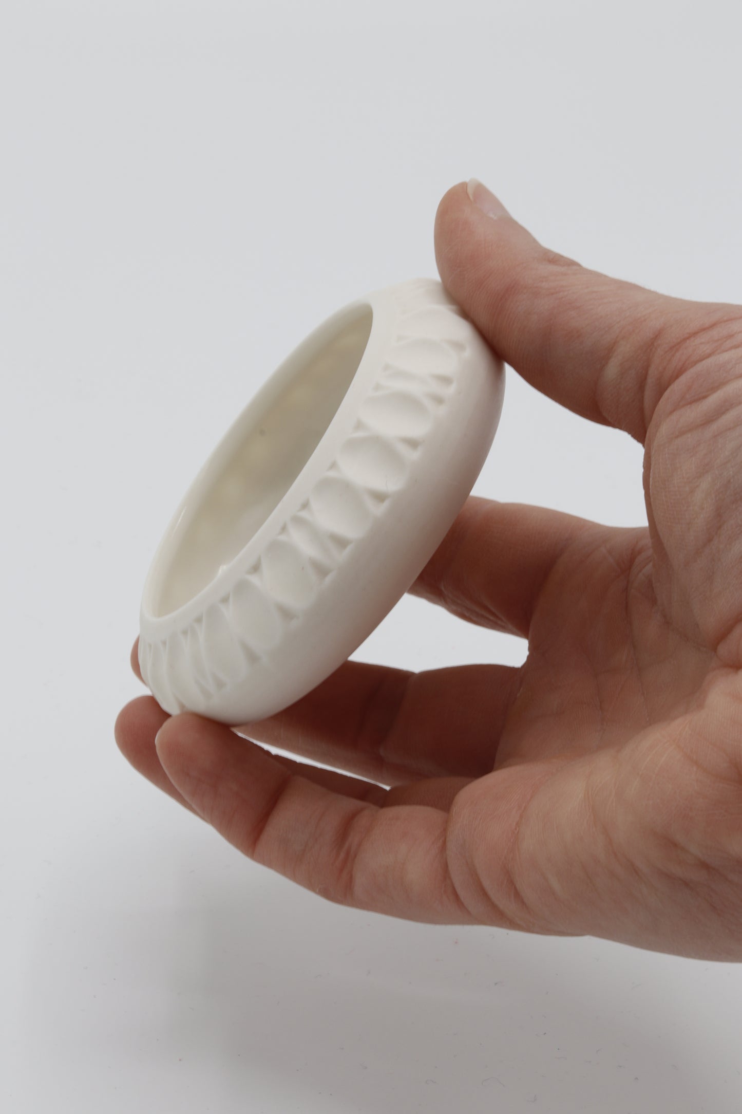 Handgedraaid porseleinen schaaltje - gekerfd #54