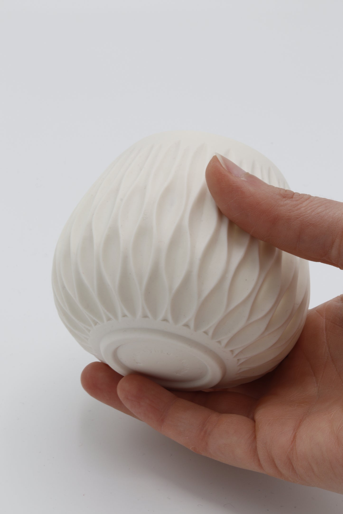 Handgedraaide porseleinen waxinelichthouder - gekerfd #36