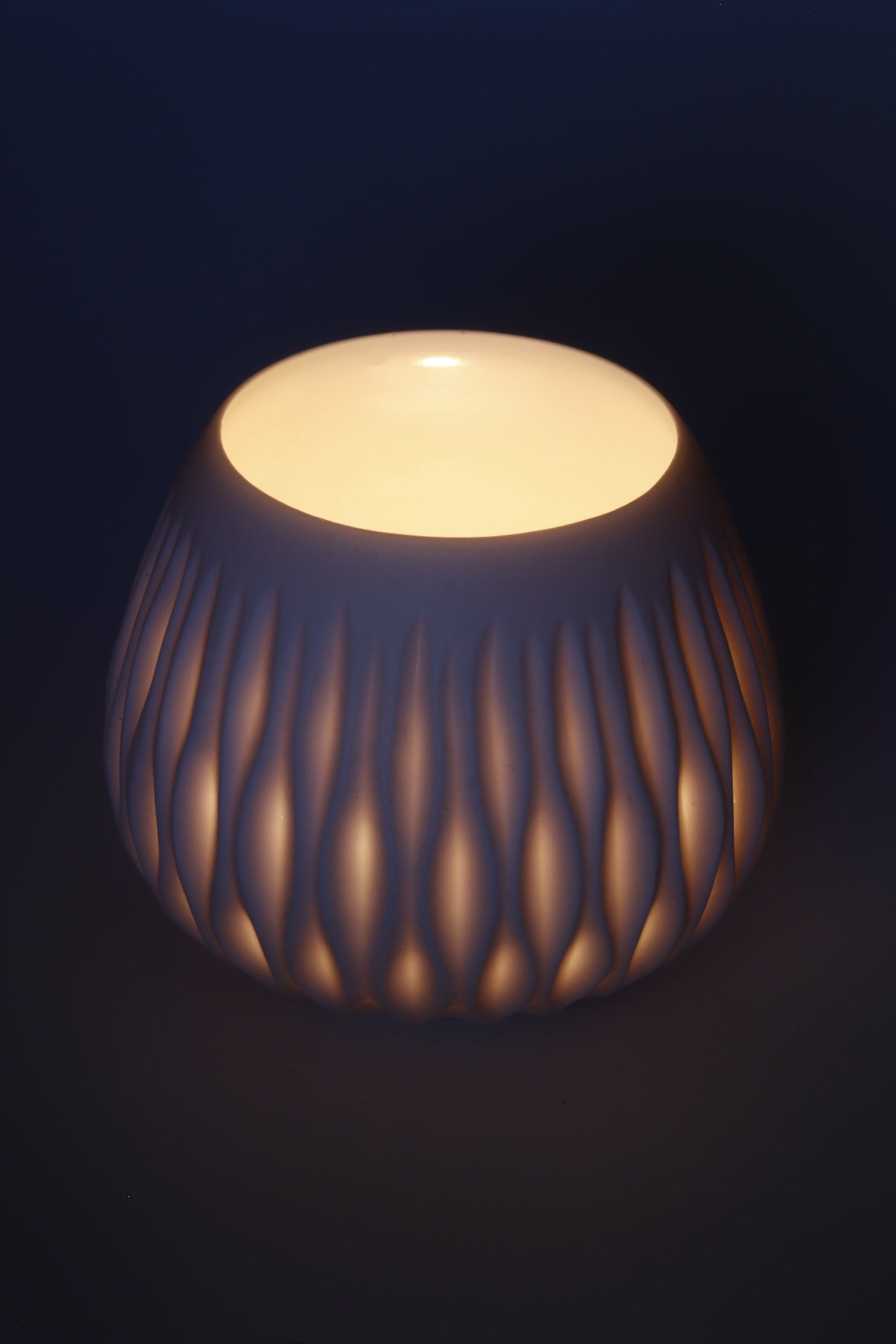 Handgedraaide porseleinen waxinelichthouder - gekerfd #36