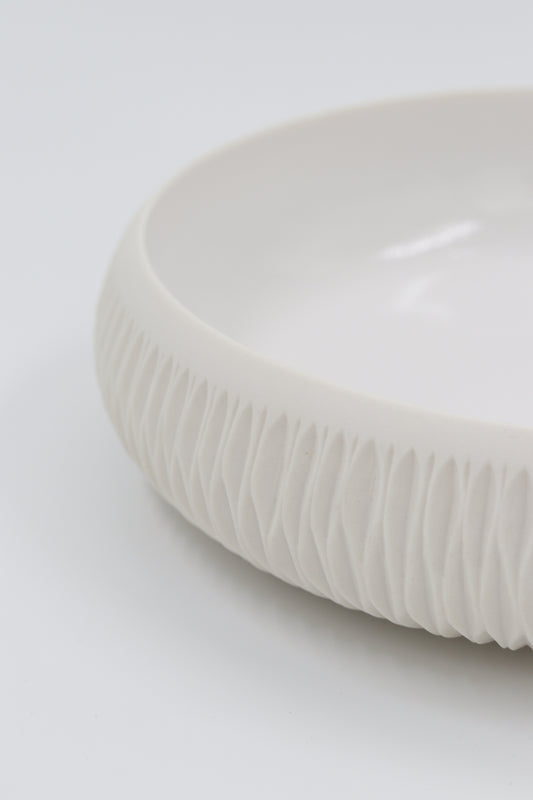 Handgedraaide porseleinen schaal - gekerfd #29