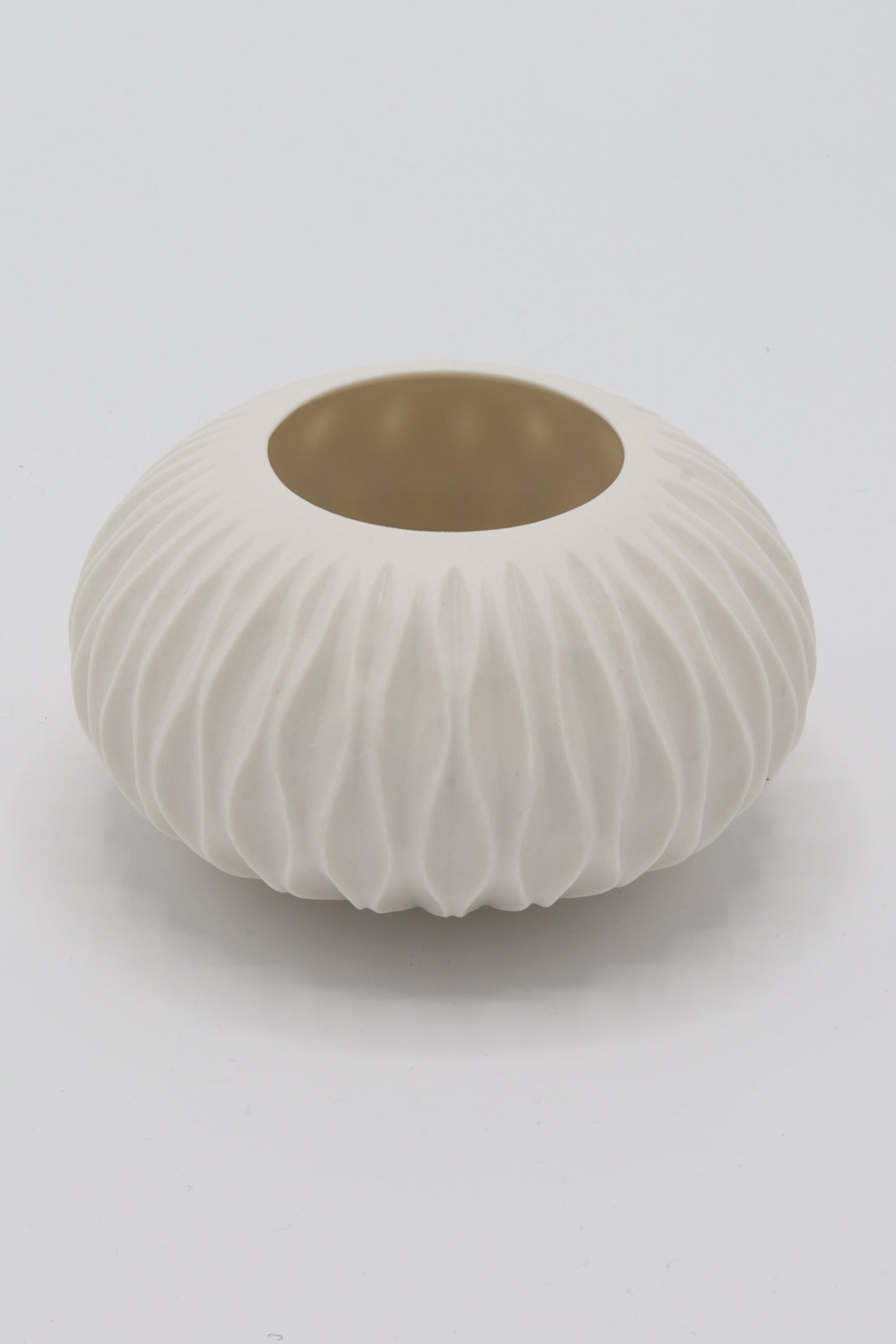 Handgedraaide porseleinen waxinelichthouder - gekerfd #37