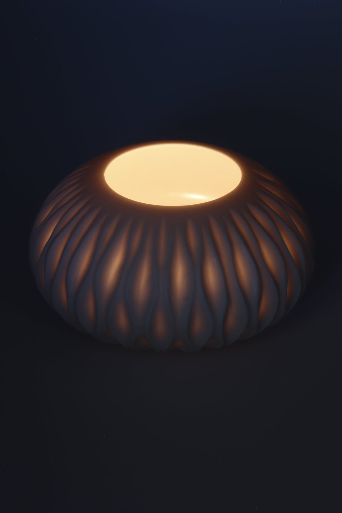 Handgedraaide porseleinen waxinelichthouder - gekerfd #37