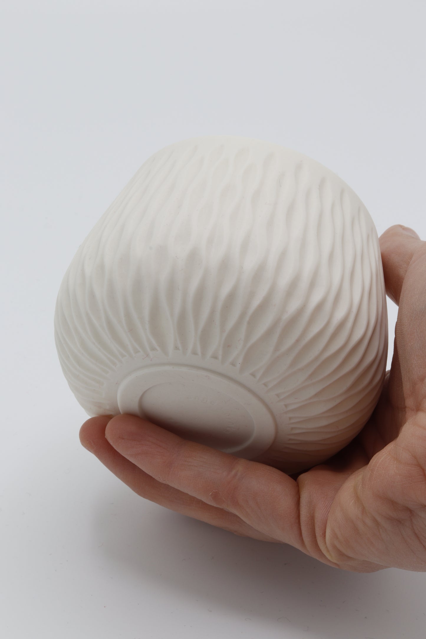 Handgedraaide porseleinen waxinelichthouder - gekerfd #38