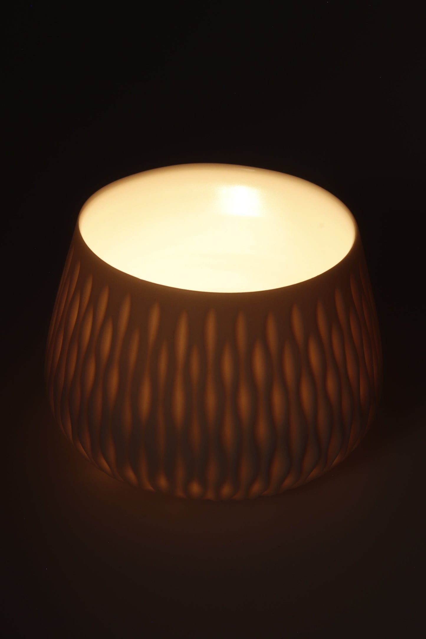 Handgedraaide porseleinen waxinelichthouder - gekerfd #38