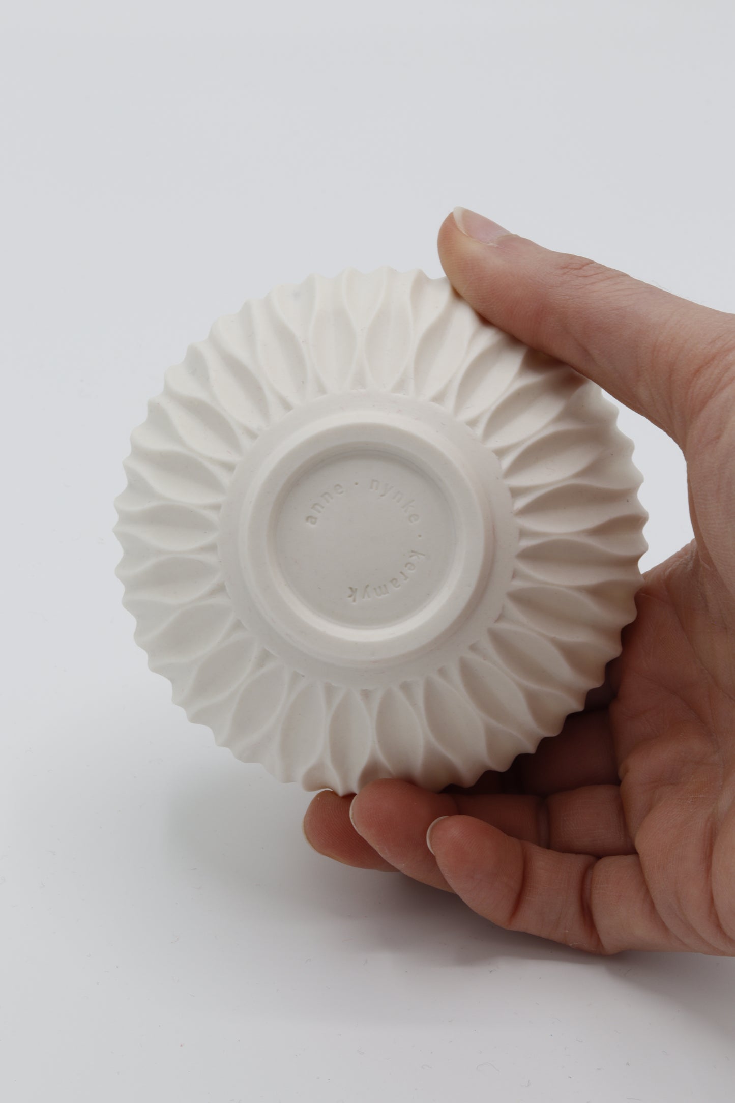 Handgedraaide porseleinen waxinelichthouder - gekerfd #39