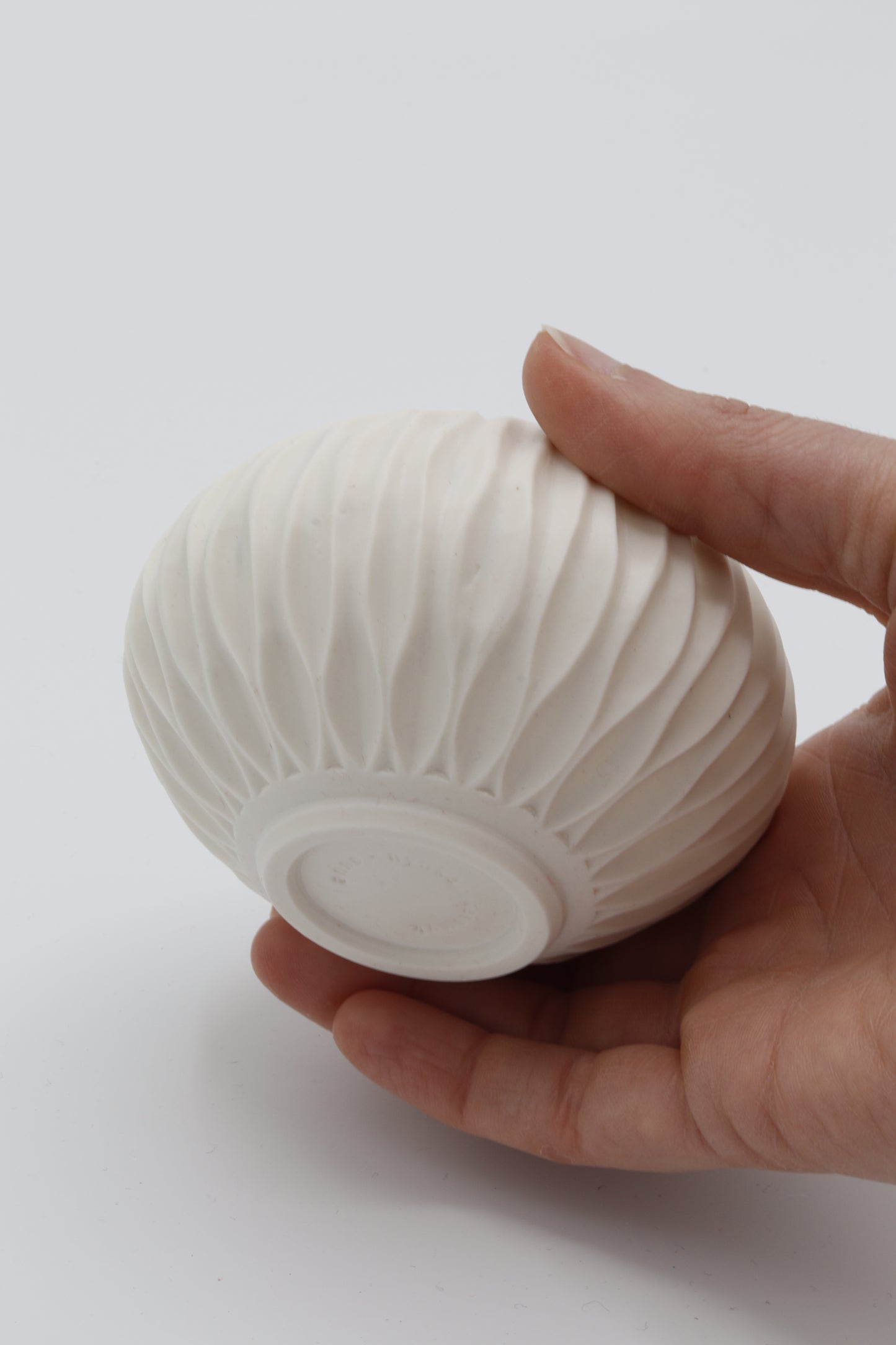 Handgedraaide porseleinen waxinelichthouder - gekerfd #39