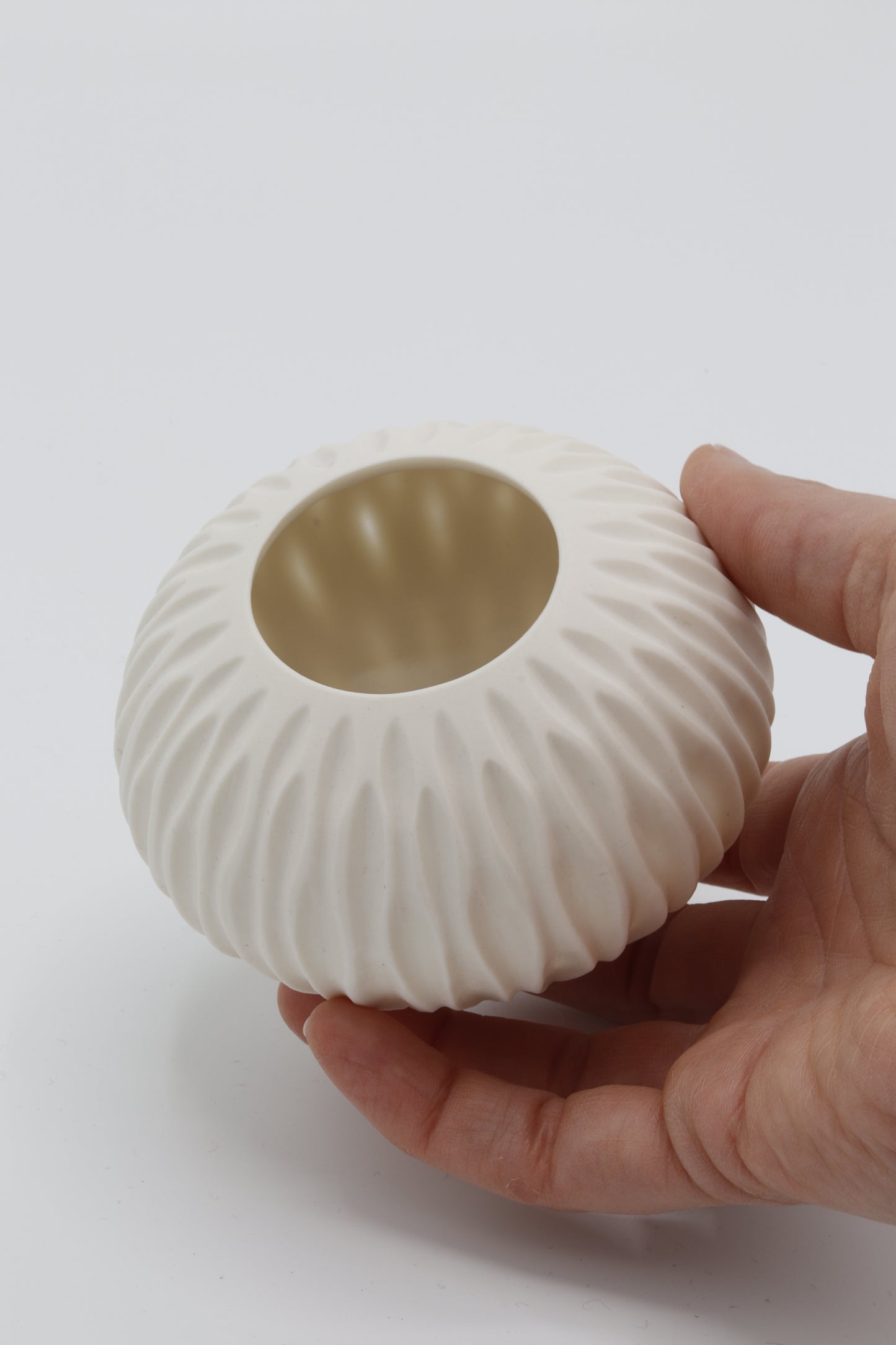 Handgedraaide porseleinen waxinelichthouder - gekerfd #39