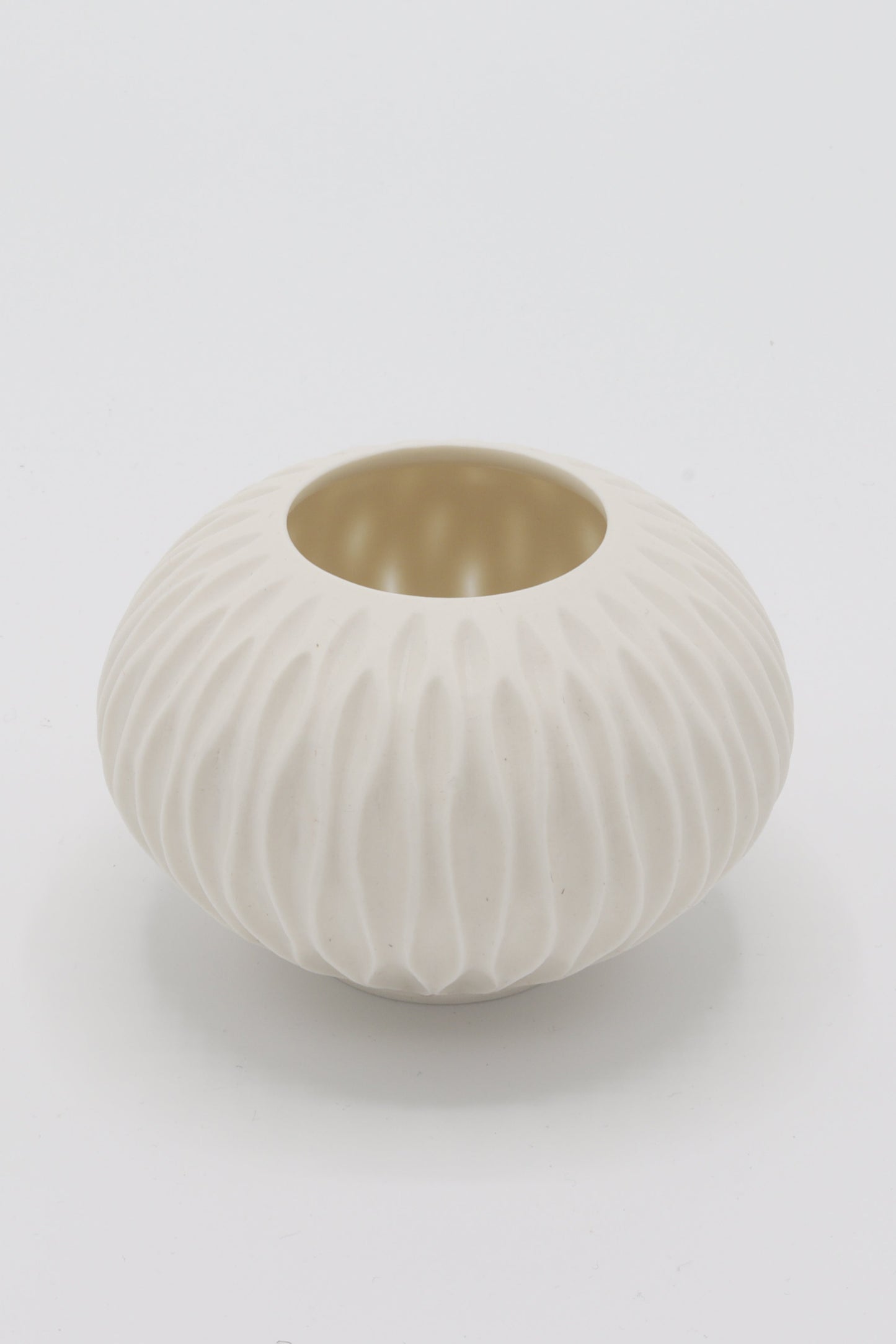 Handgedraaide porseleinen waxinelichthouder - gekerfd #39