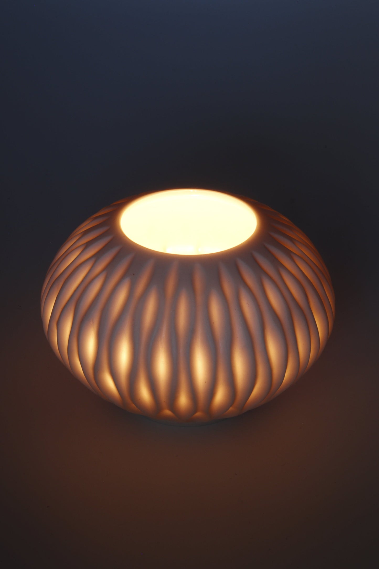 Handgedraaide porseleinen waxinelichthouder - gekerfd #39