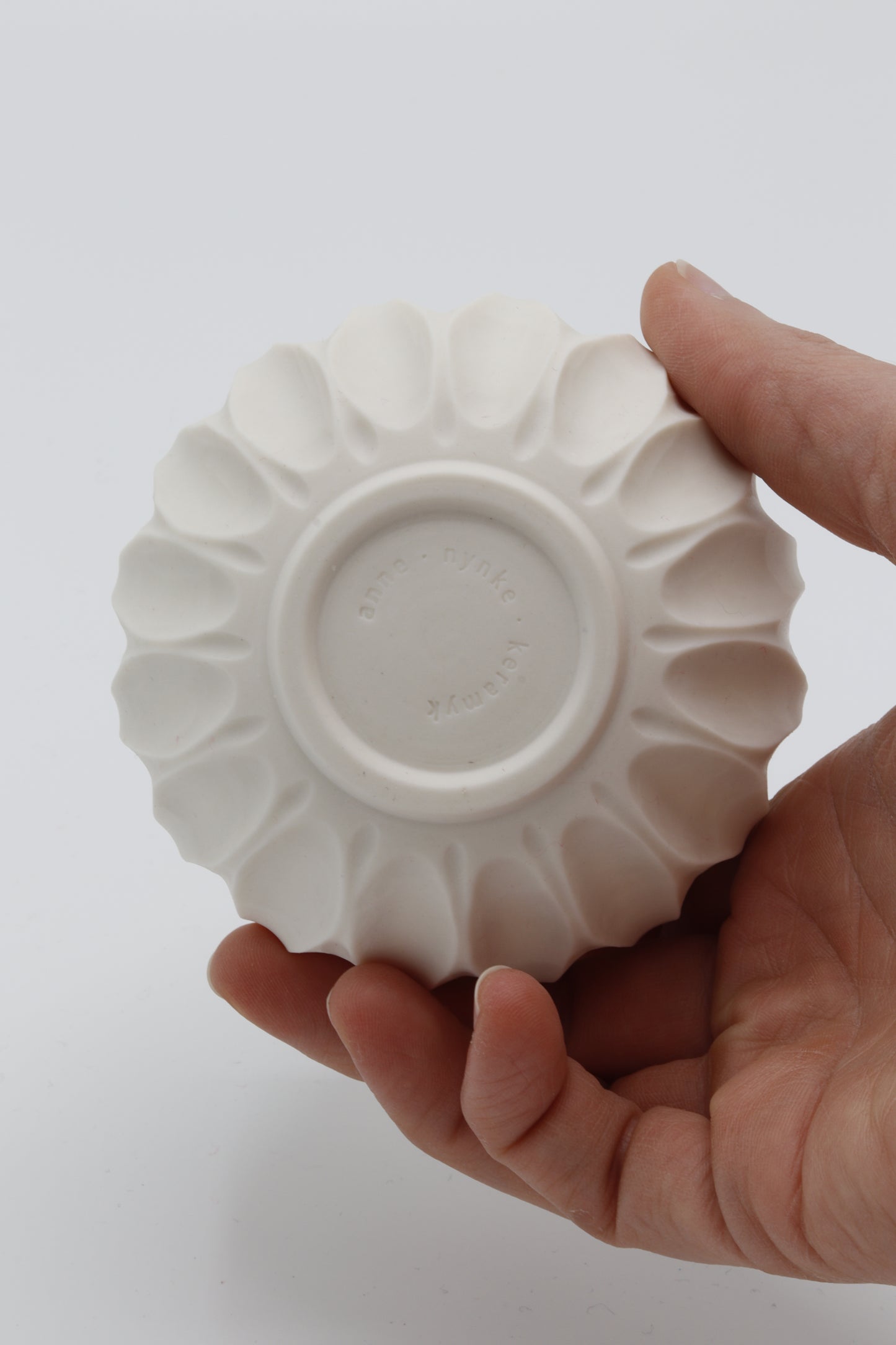 Handgedraaide porseleinen waxinelichthouder - gekerfd #40