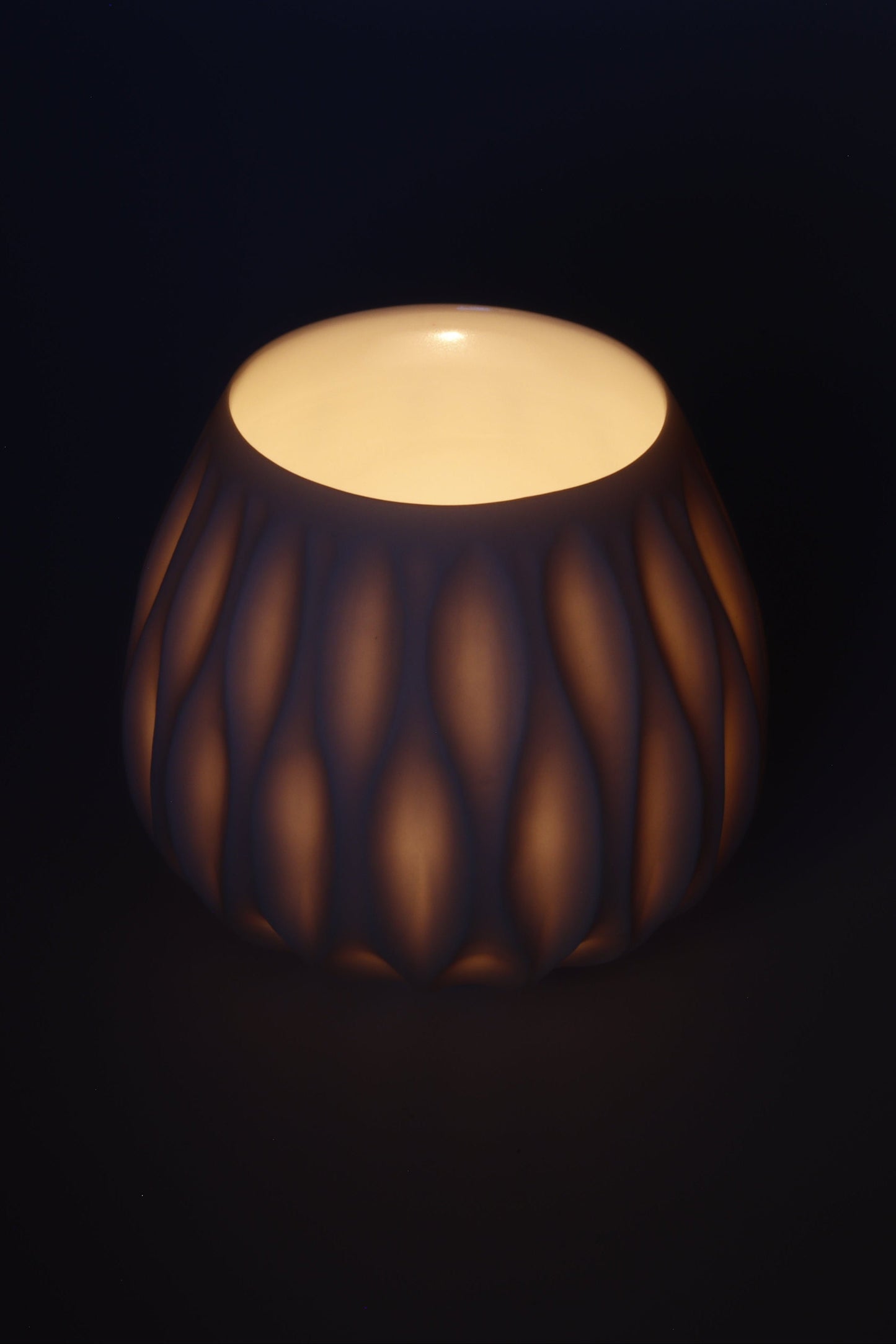 Handgedraaide porseleinen waxinelichthouder - gekerfd #40