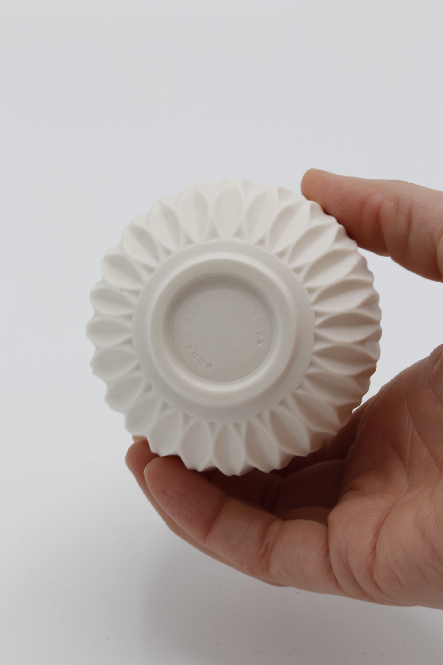 Handgedraaide porseleinen waxinelichthouder - gekerfd #41