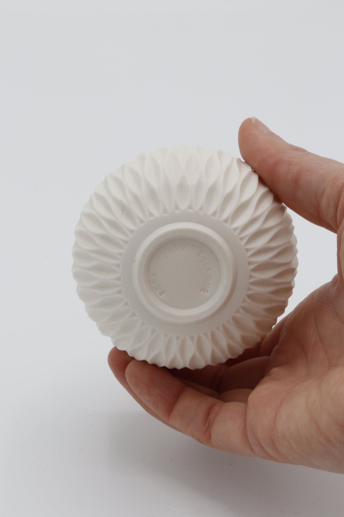 Handgedraaide porseleinen waxinelichthouder - gekerfd #42