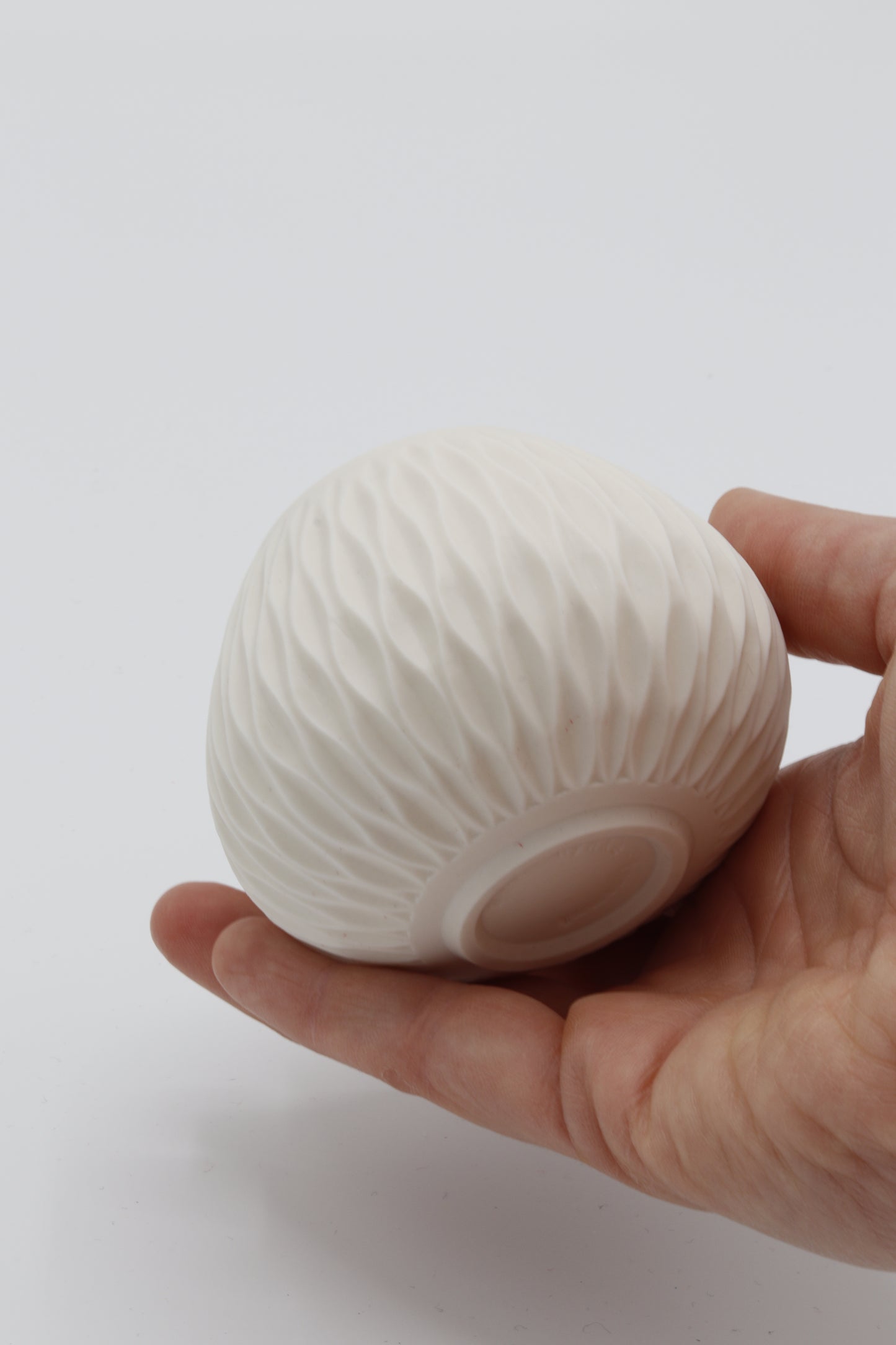 Handgedraaide porseleinen waxinelichthouder - gekerfd #42