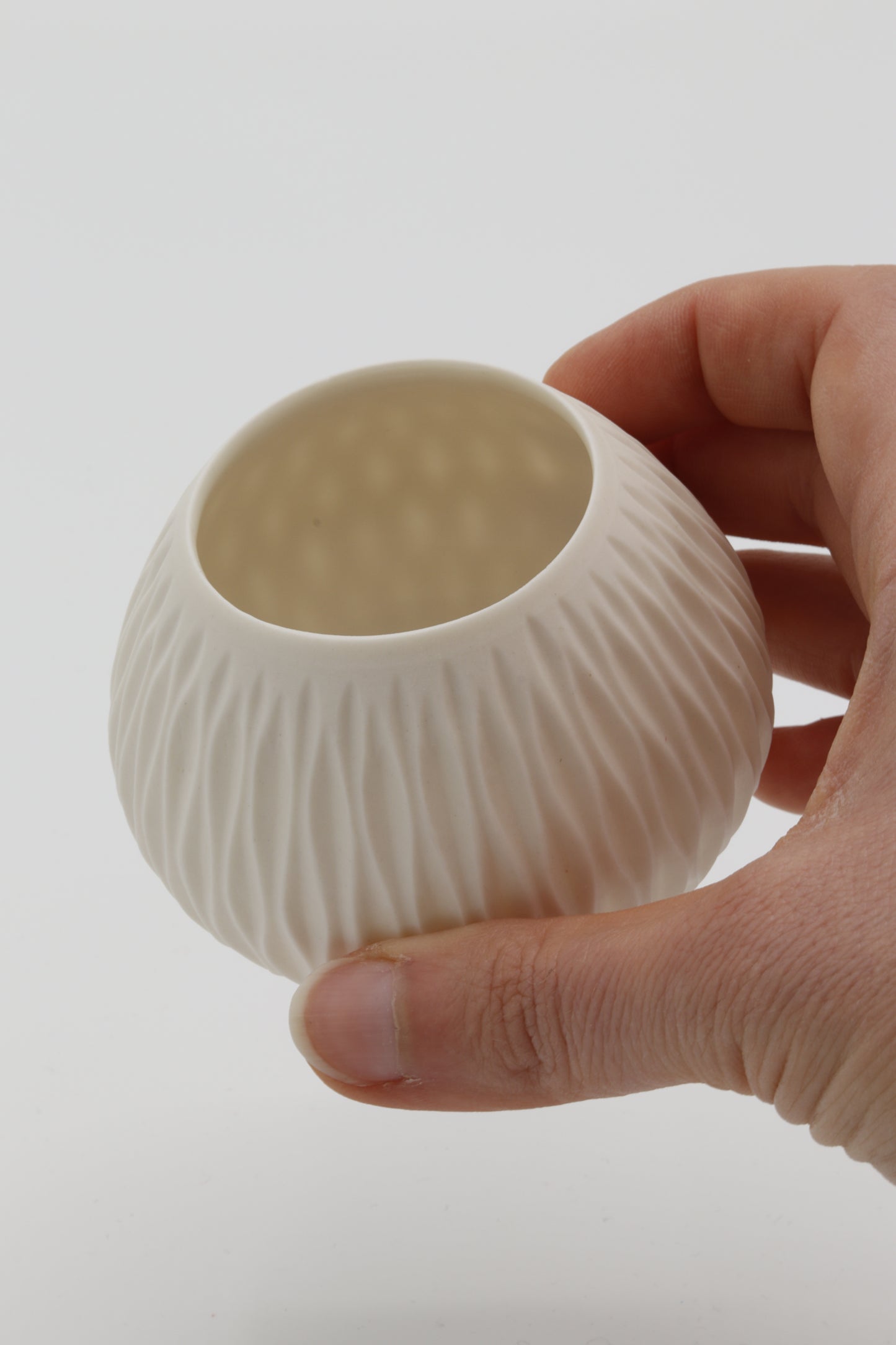 Handgedraaide porseleinen waxinelichthouder - gekerfd #42