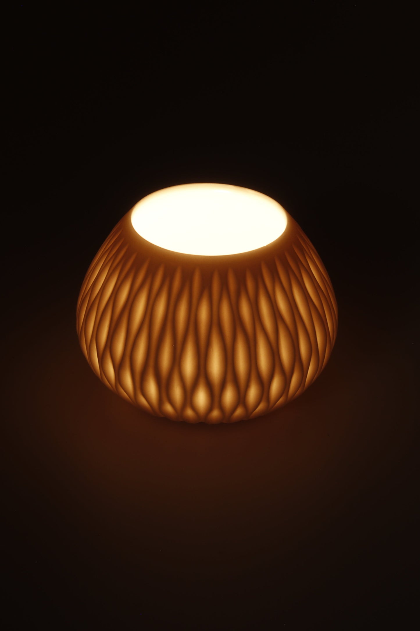 Handgedraaide porseleinen waxinelichthouder - gekerfd #42