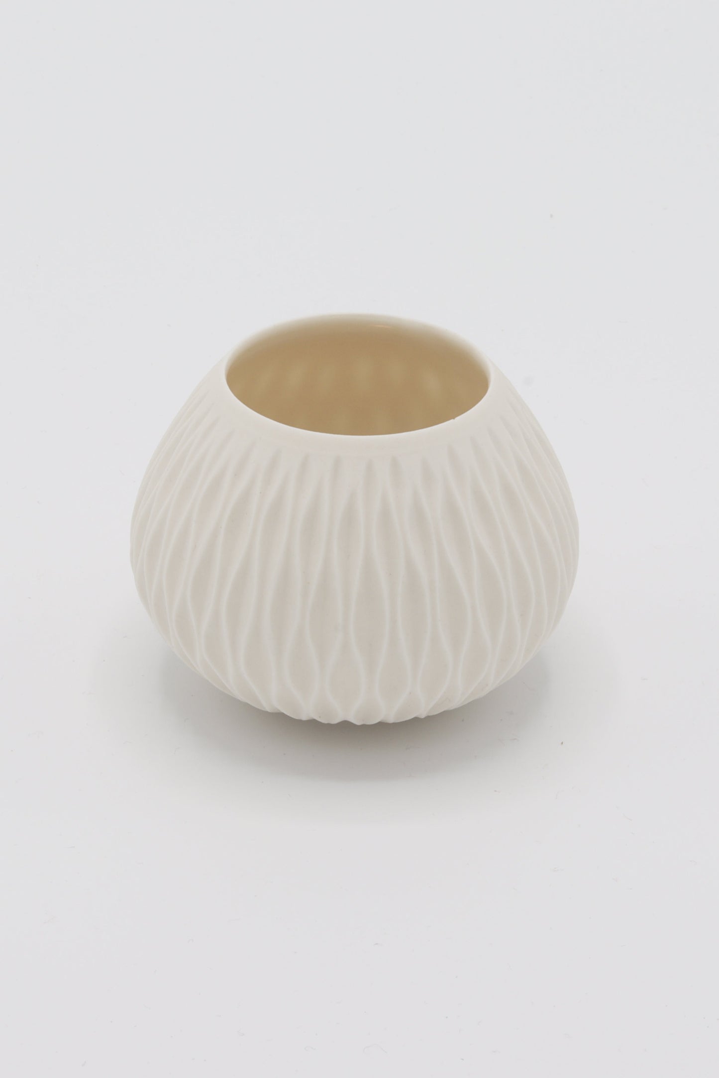 Handgedraaide porseleinen waxinelichthouder - gekerfd #42