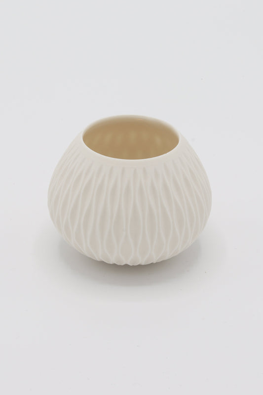 Handgedraaide porseleinen waxinelichthouder - gekerfd #42