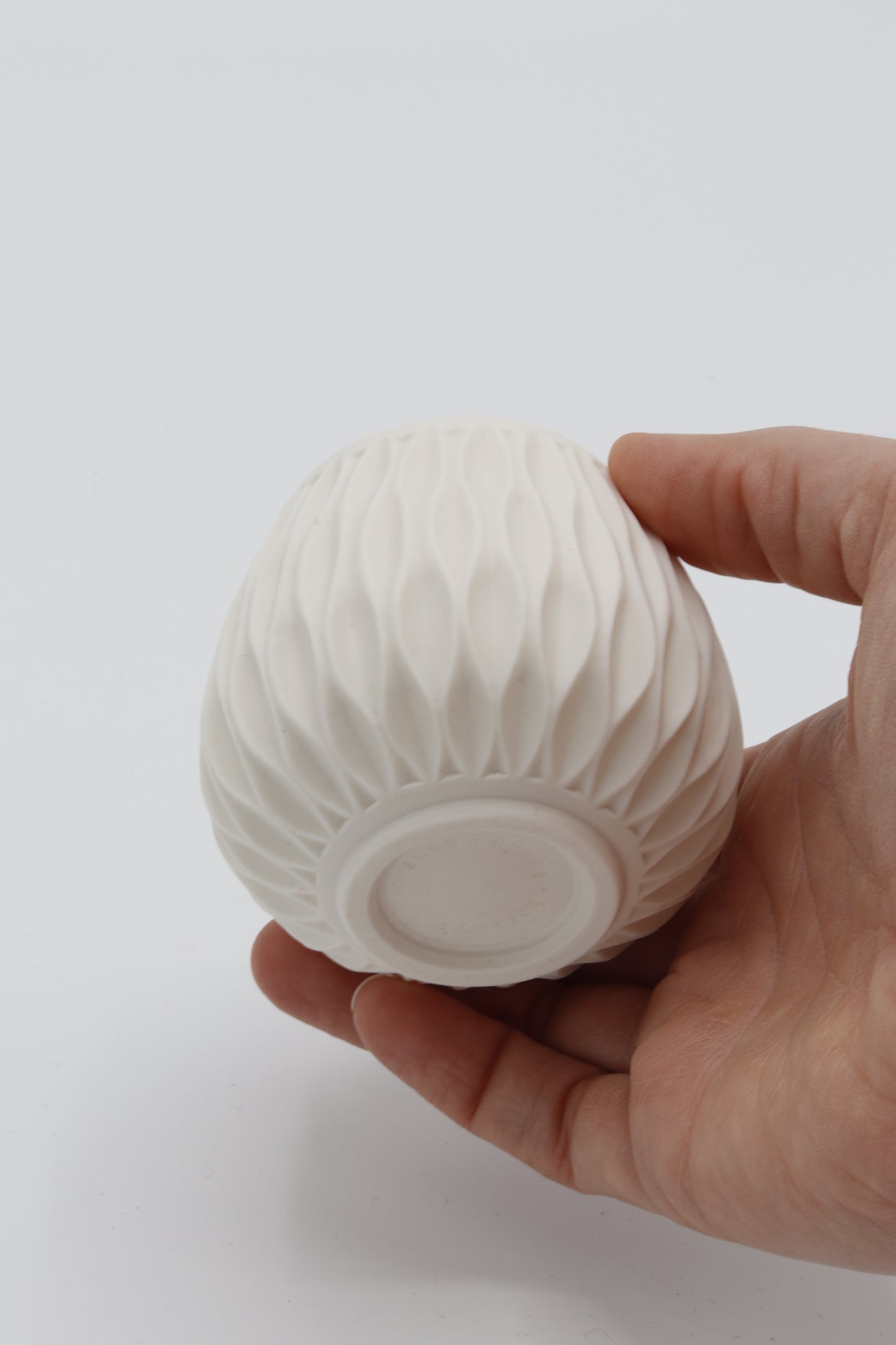 Handgedraaide porseleinen waxinelichthouder - gekerfd #43