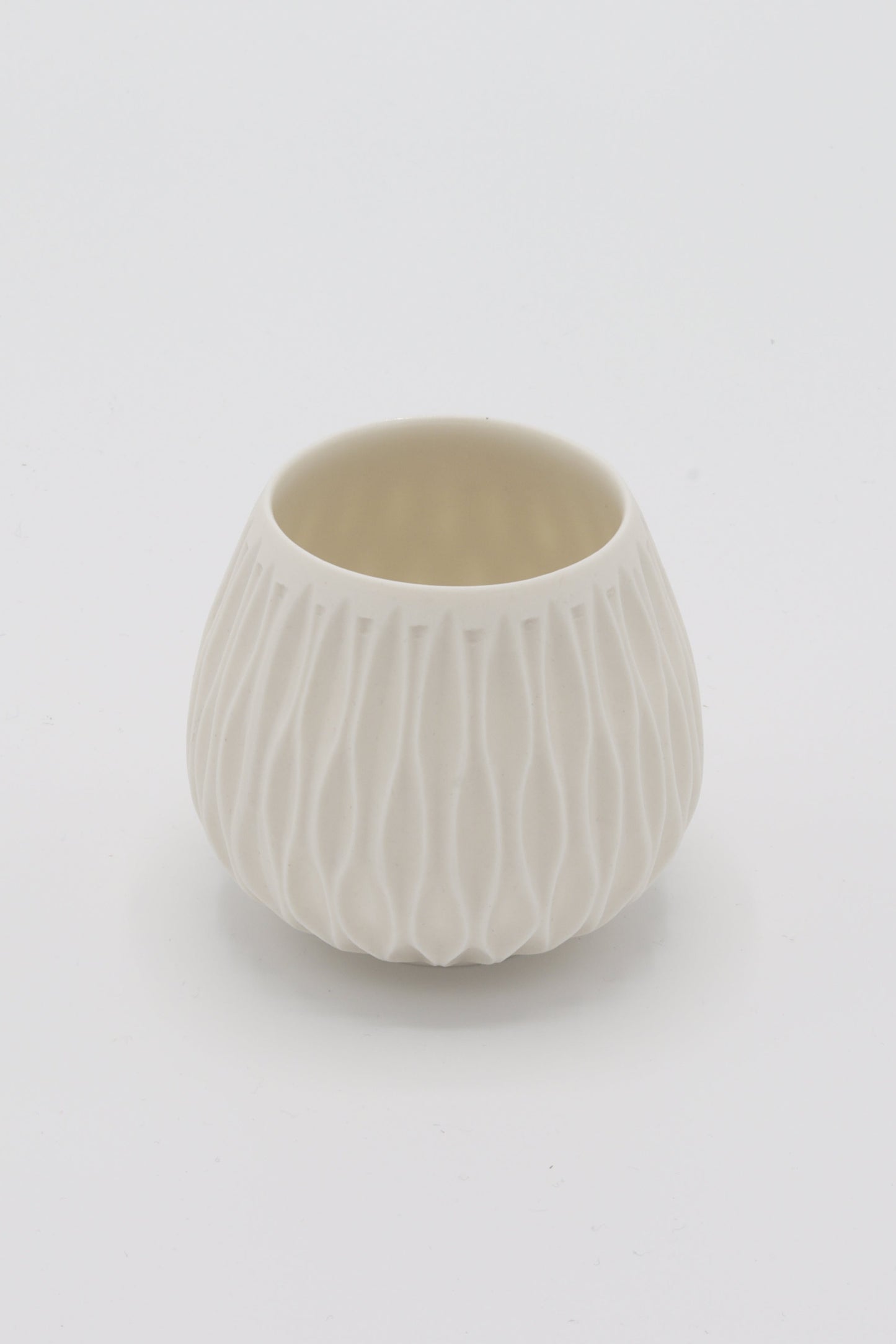 Handgedraaide porseleinen waxinelichthouder - gekerfd #43