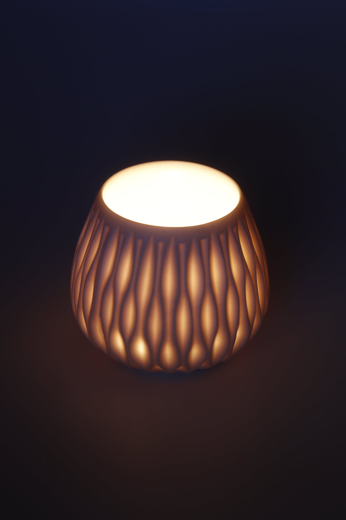 Handgedraaide porseleinen waxinelichthouder - gekerfd #43