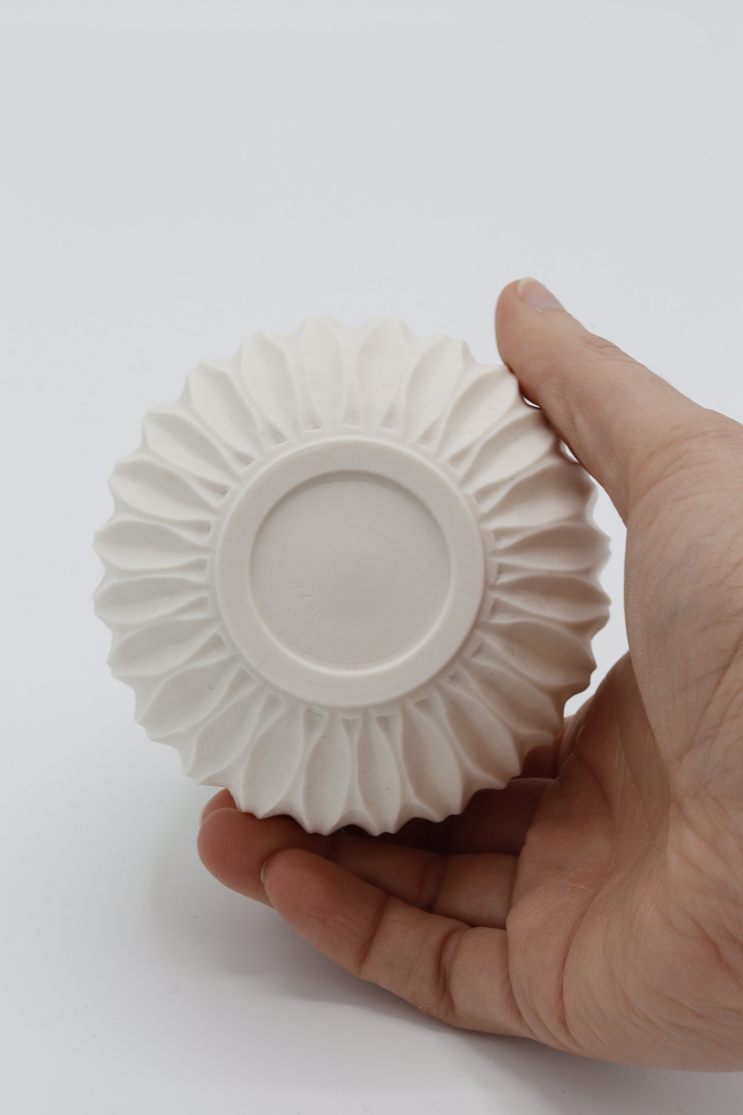 Handgedraaide porseleinen waxinelichthouder - gekerfd #45