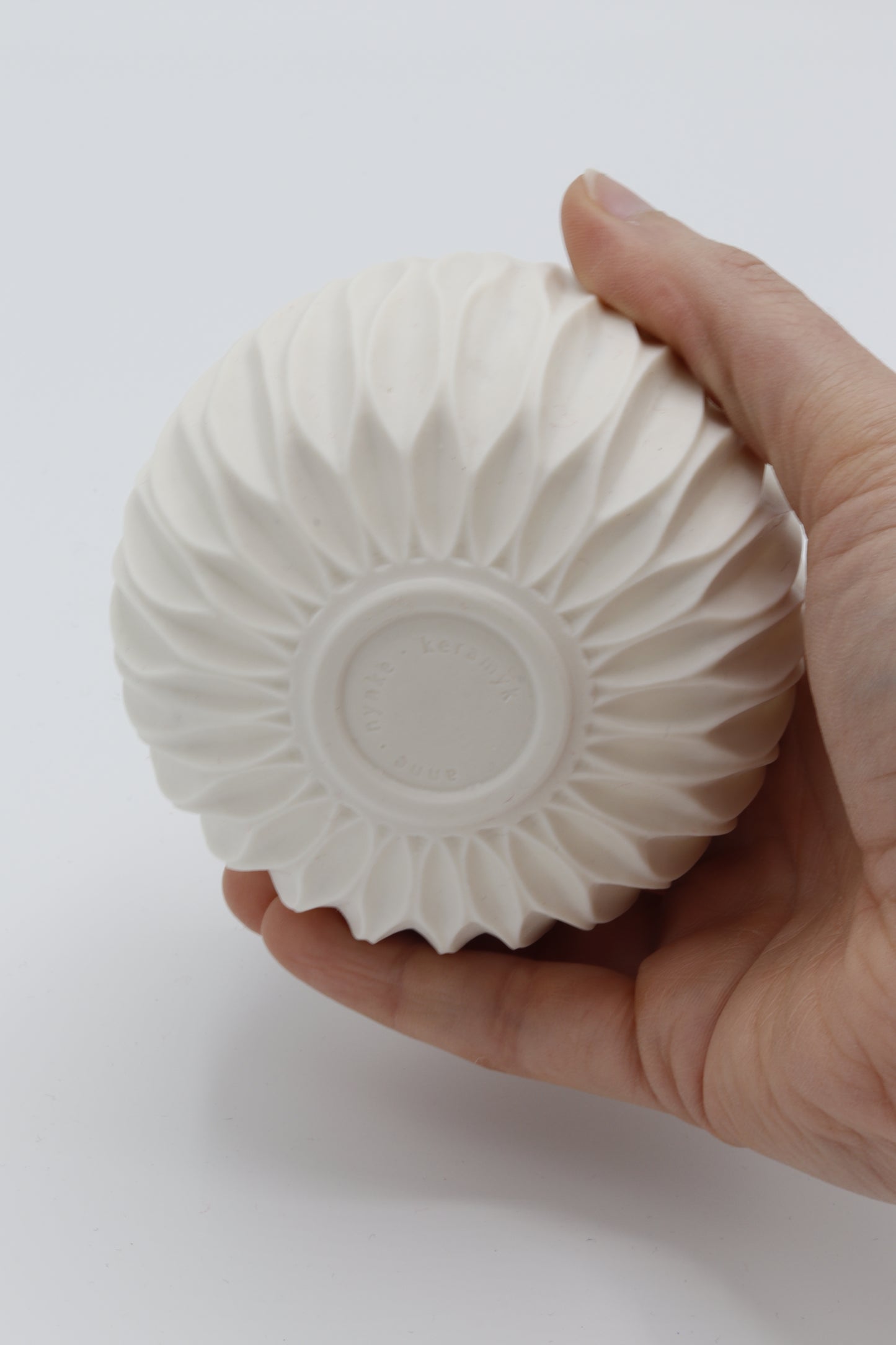 Handgedraaide porseleinen waxinelichthouder - gekerfd #46