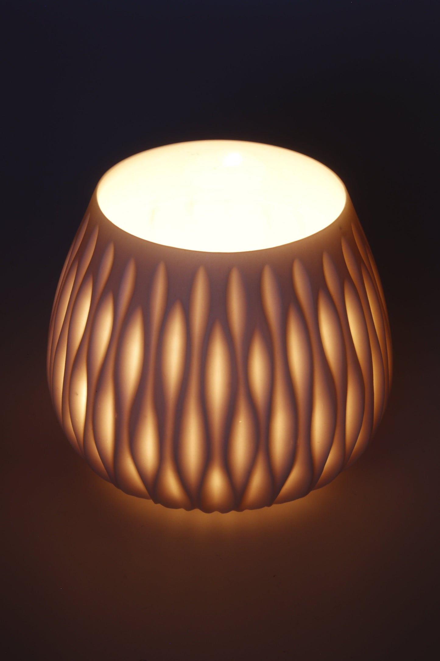 Handgedraaide porseleinen waxinelichthouder - gekerfd #46