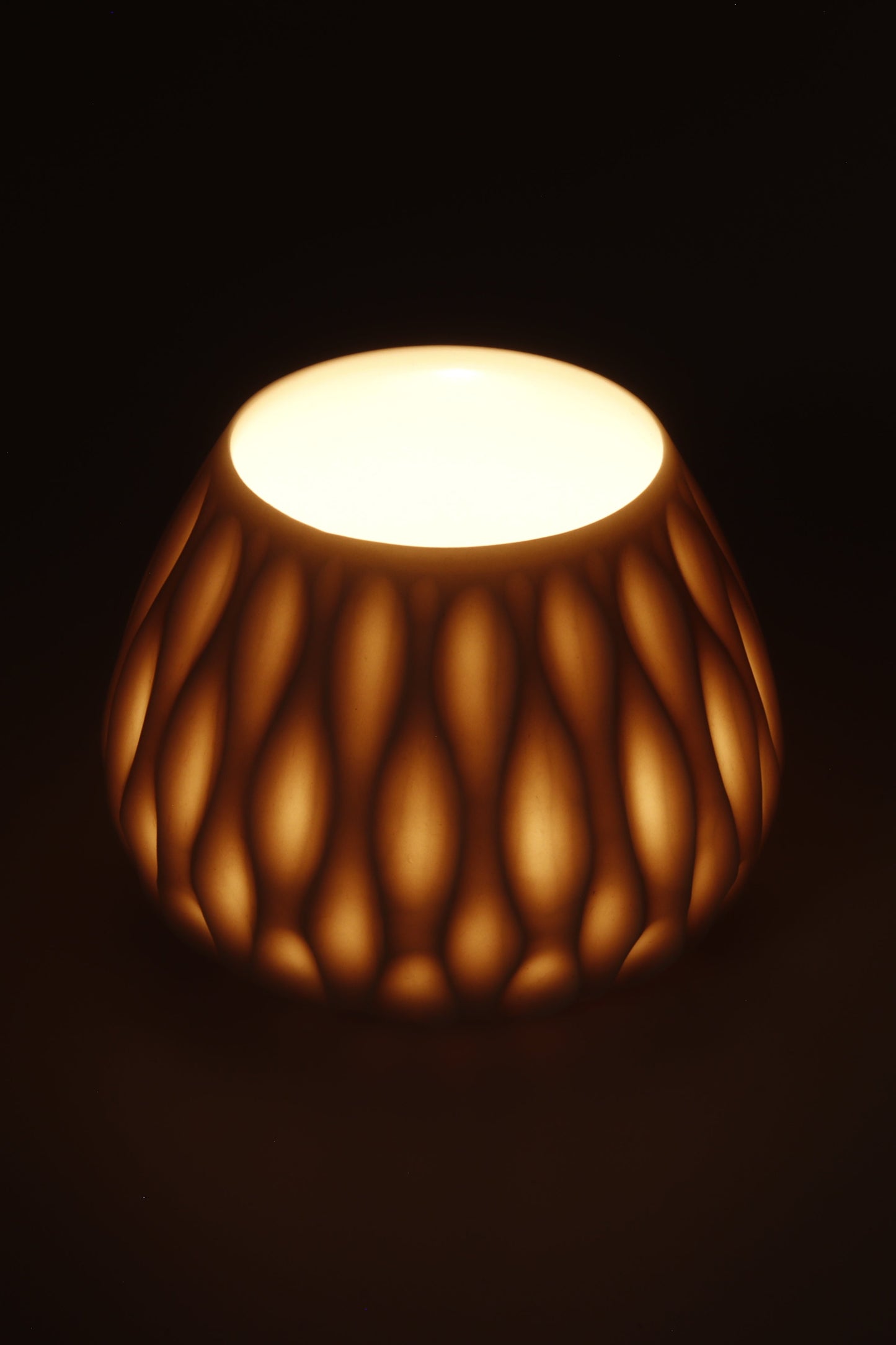 Handgedraaide porseleinen waxinelichthouder - gekerfd #47