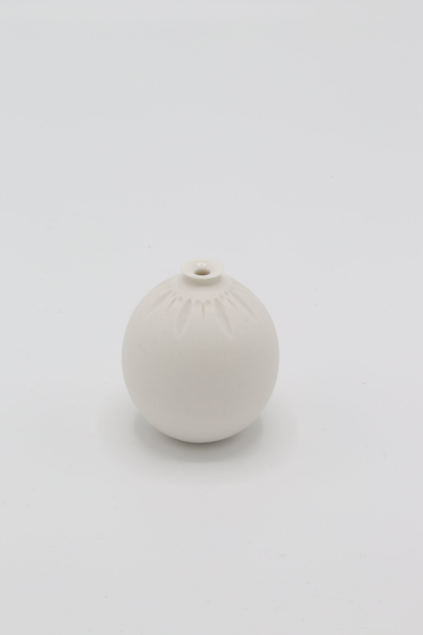 Handgedraaid porseleinen vaasje - gekerfd #48