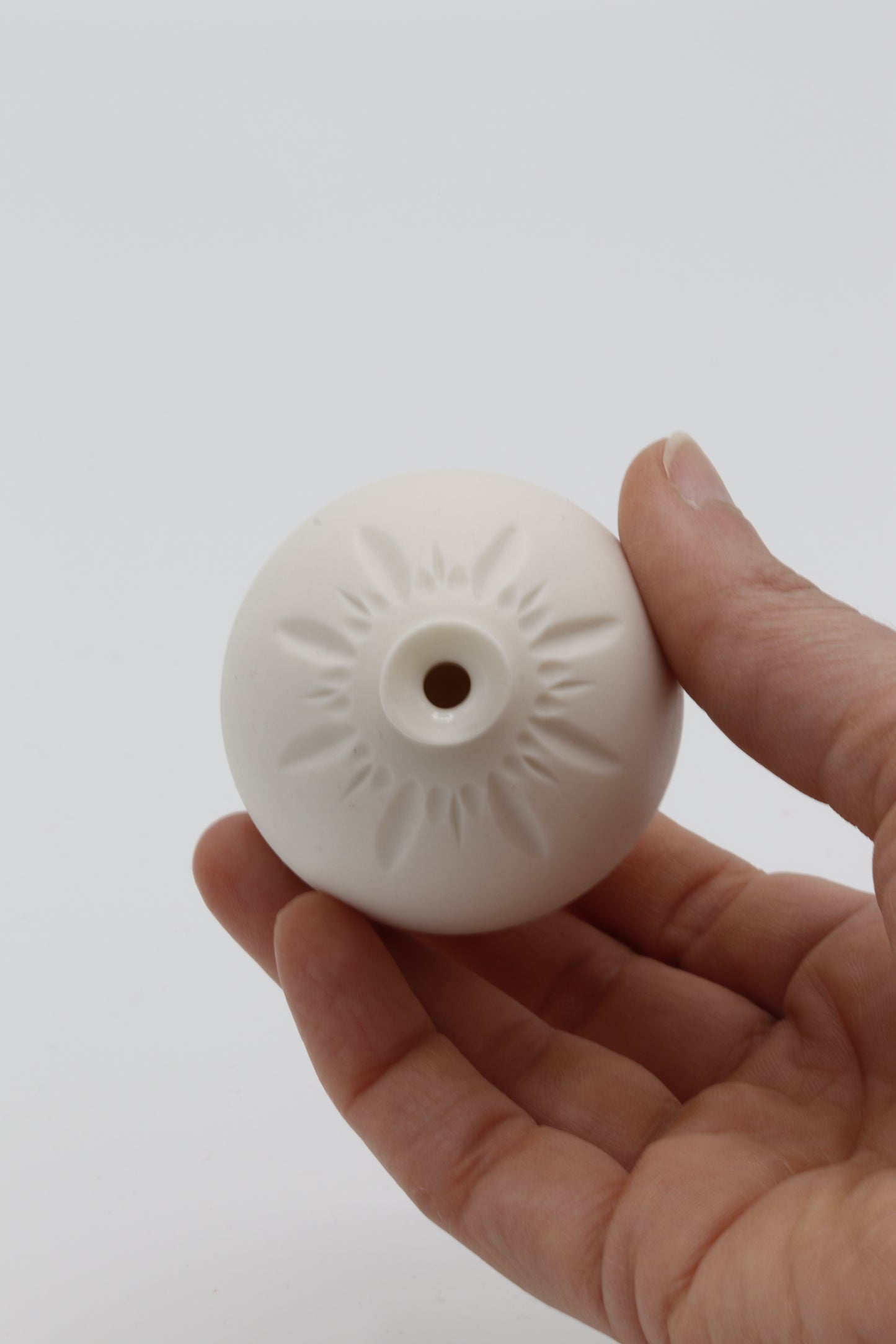 Handgedraaid porseleinen vaasje - gekerfd #48