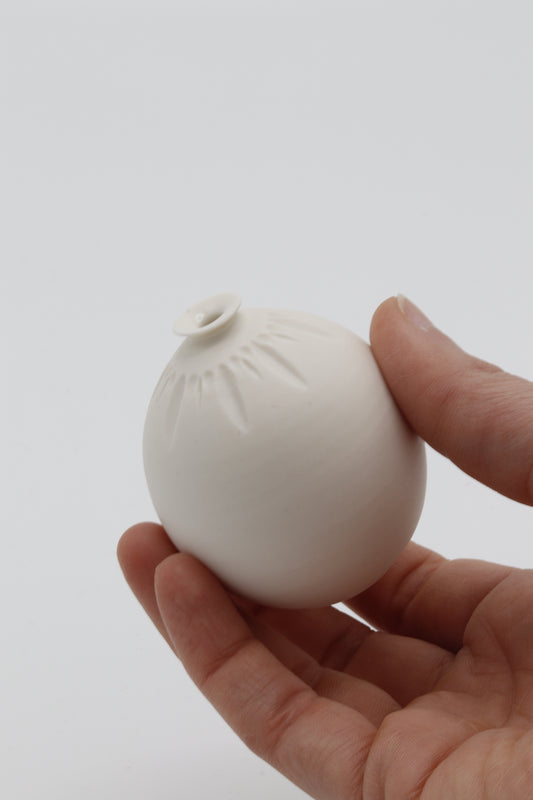 Handgedraaid porseleinen vaasje - gekerfd #48