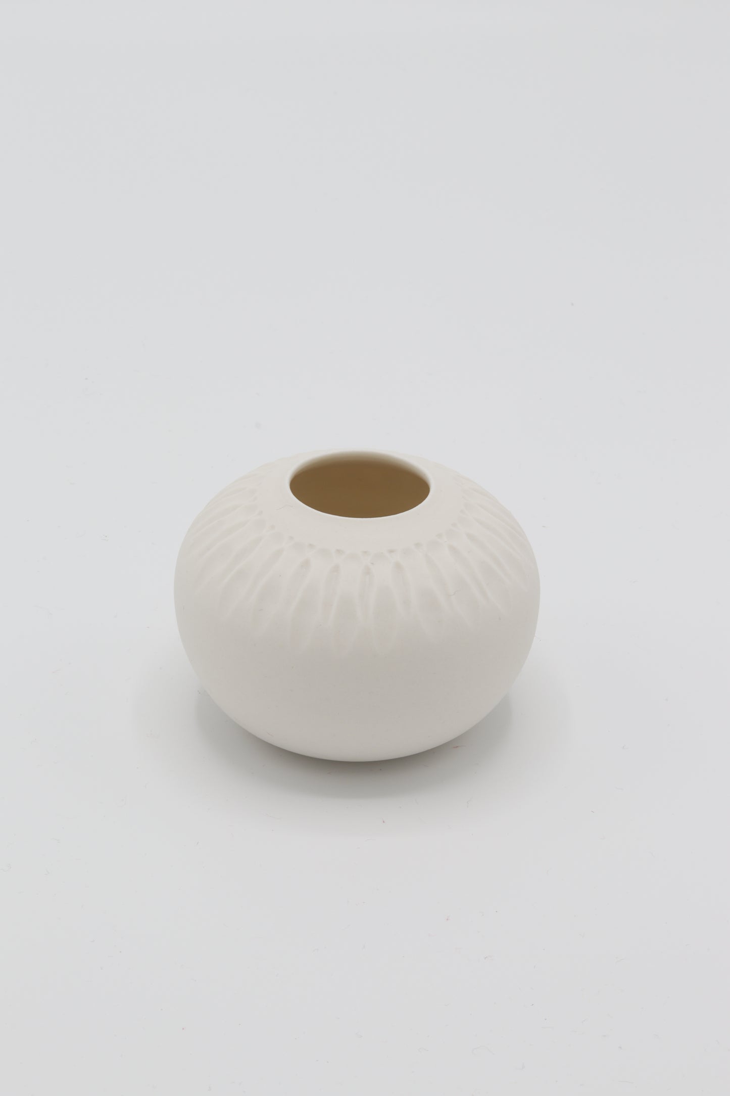 Handgedraaid porseleinen vaasje - gekerfd #49