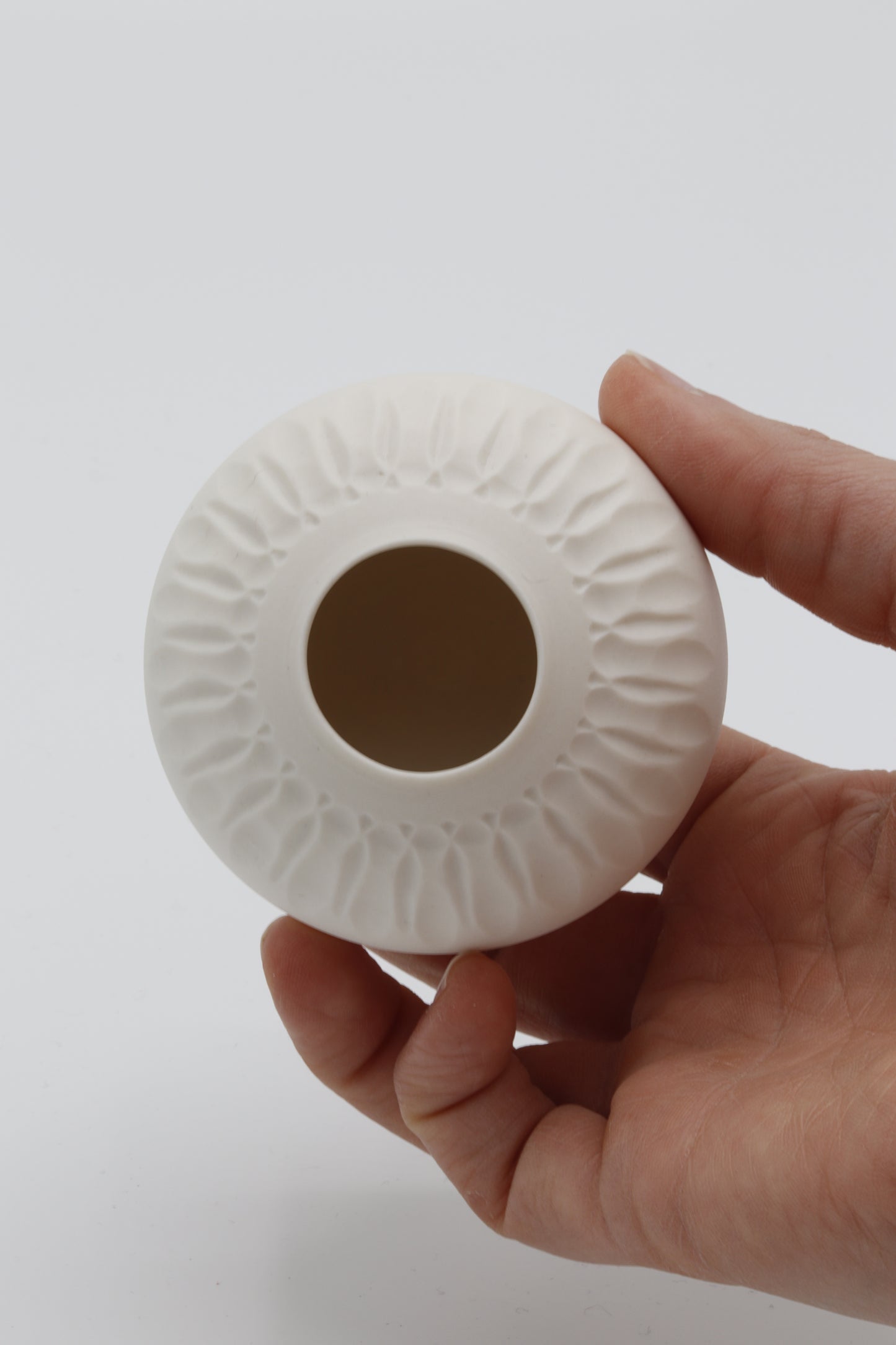 Handgedraaid porseleinen vaasje - gekerfd #49