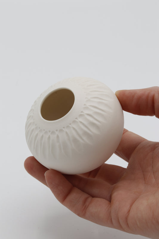 Handgedraaid porseleinen vaasje - gekerfd #49