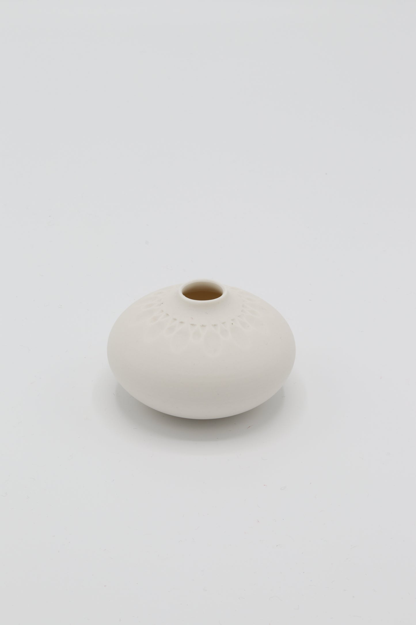 Handgedraaid porseleinen vaasje - gekerfd #50