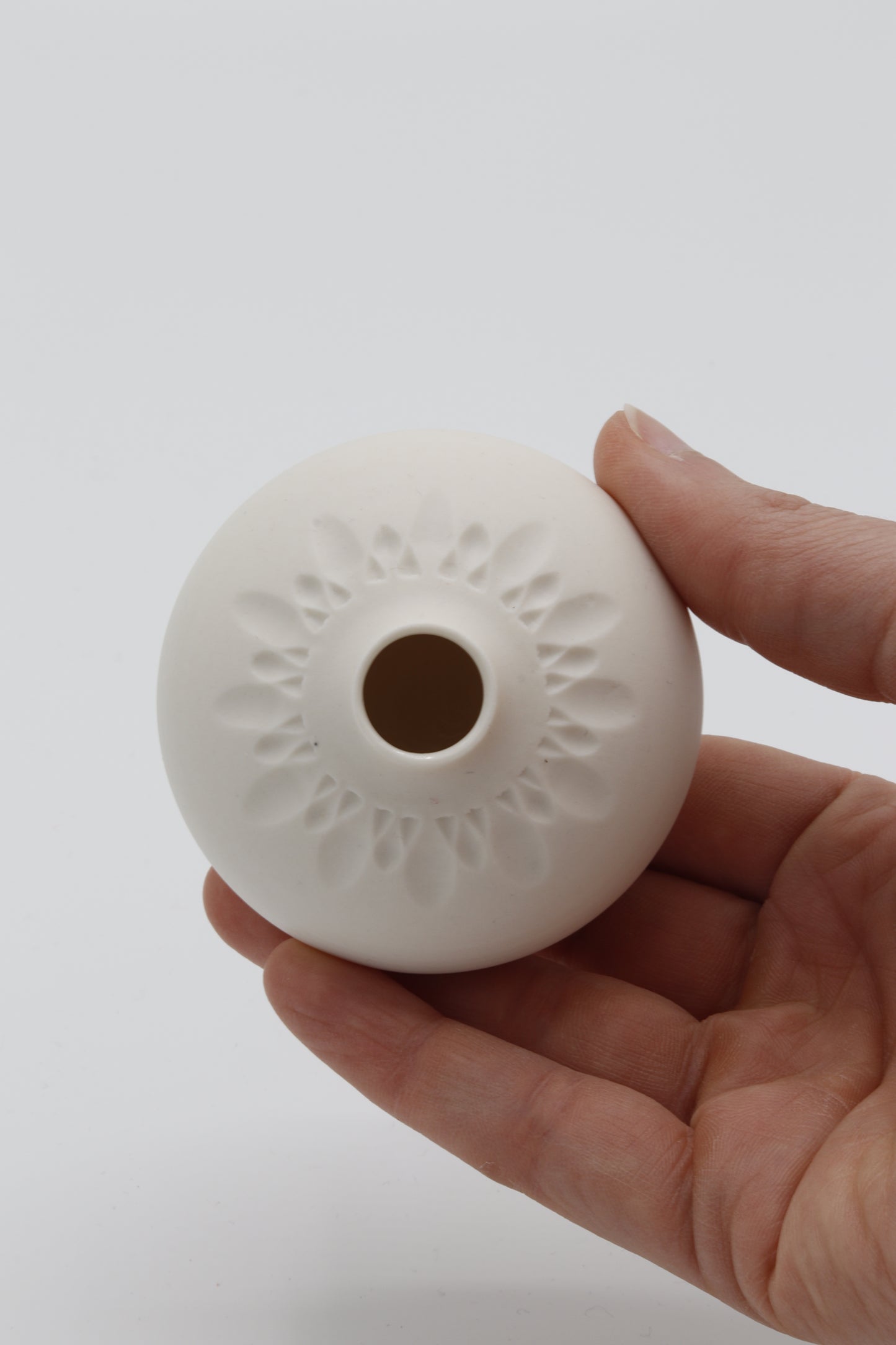 Handgedraaid porseleinen vaasje - gekerfd #50