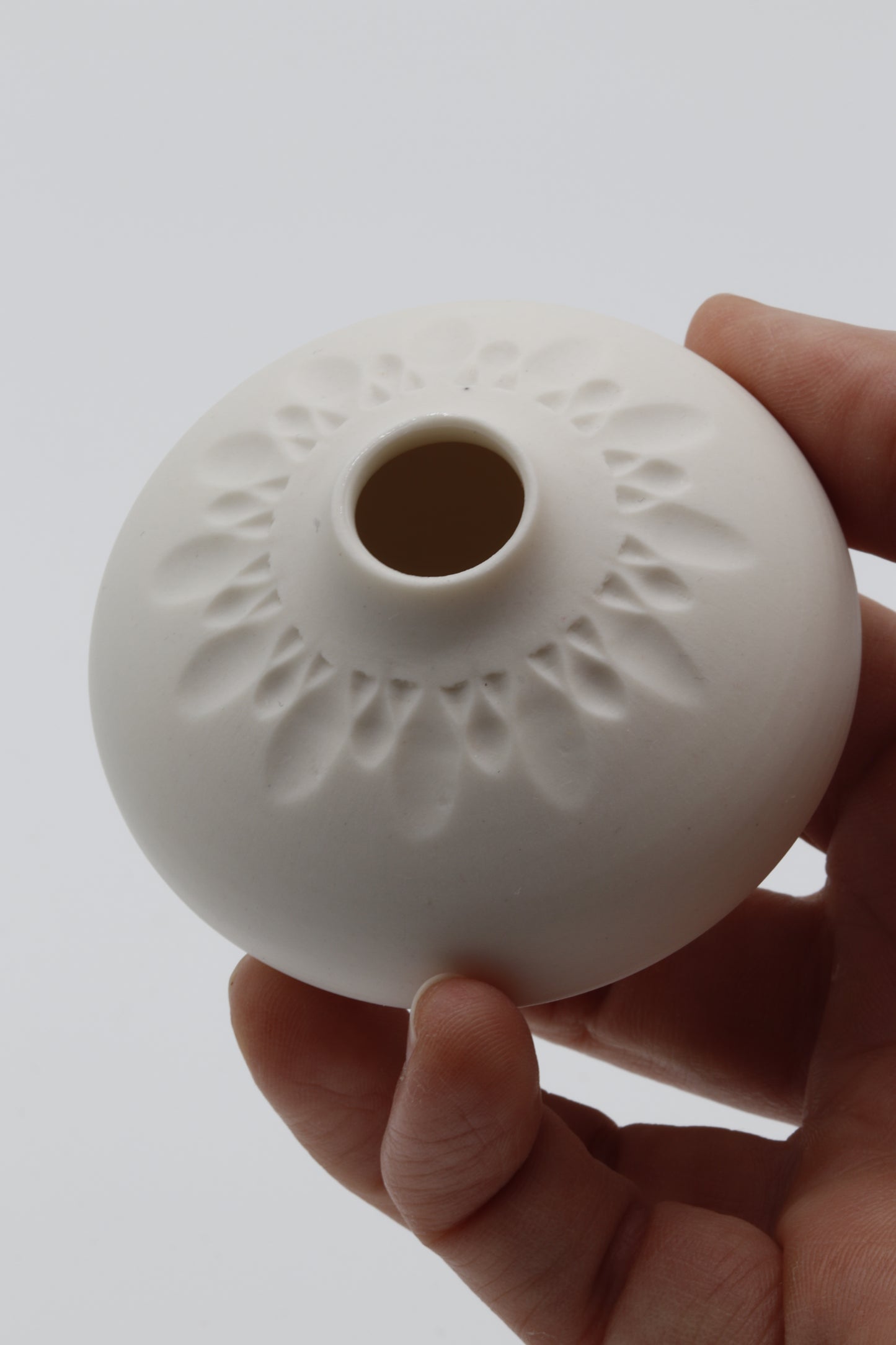 Handgedraaid porseleinen vaasje - gekerfd #50