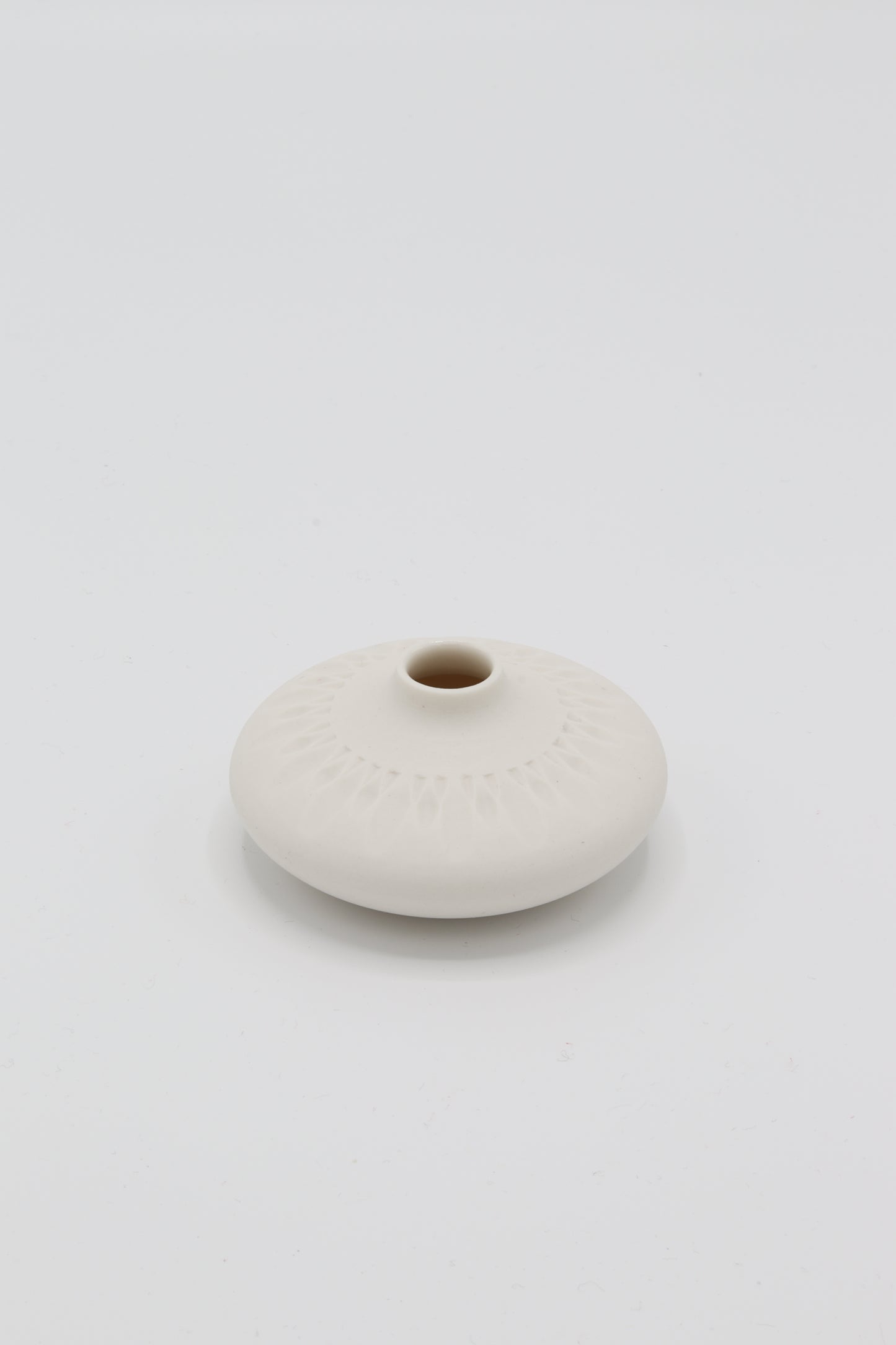 Handgedraaid porseleinen vaasje - gekerfd #51