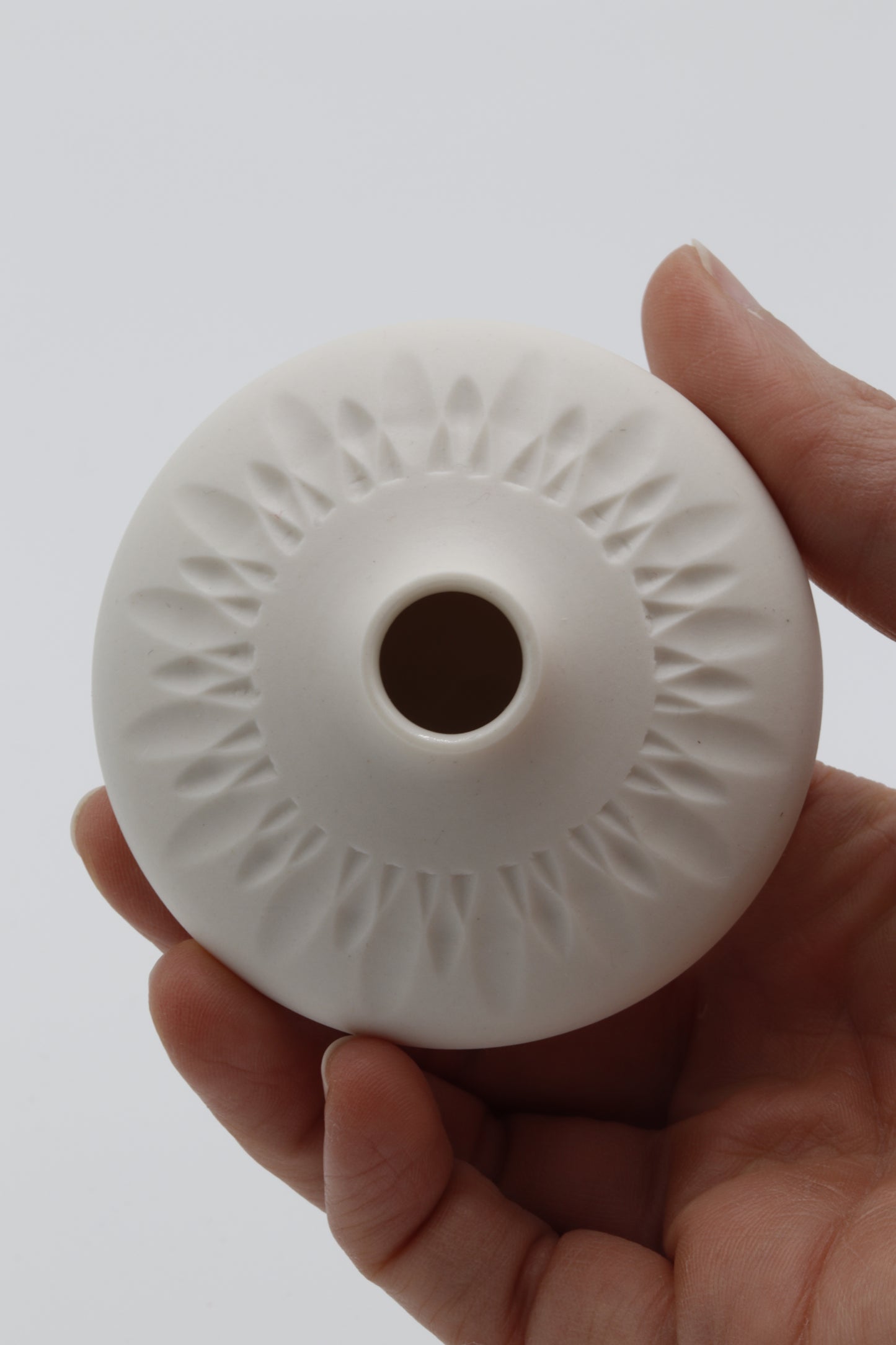 Handgedraaid porseleinen vaasje - gekerfd #51